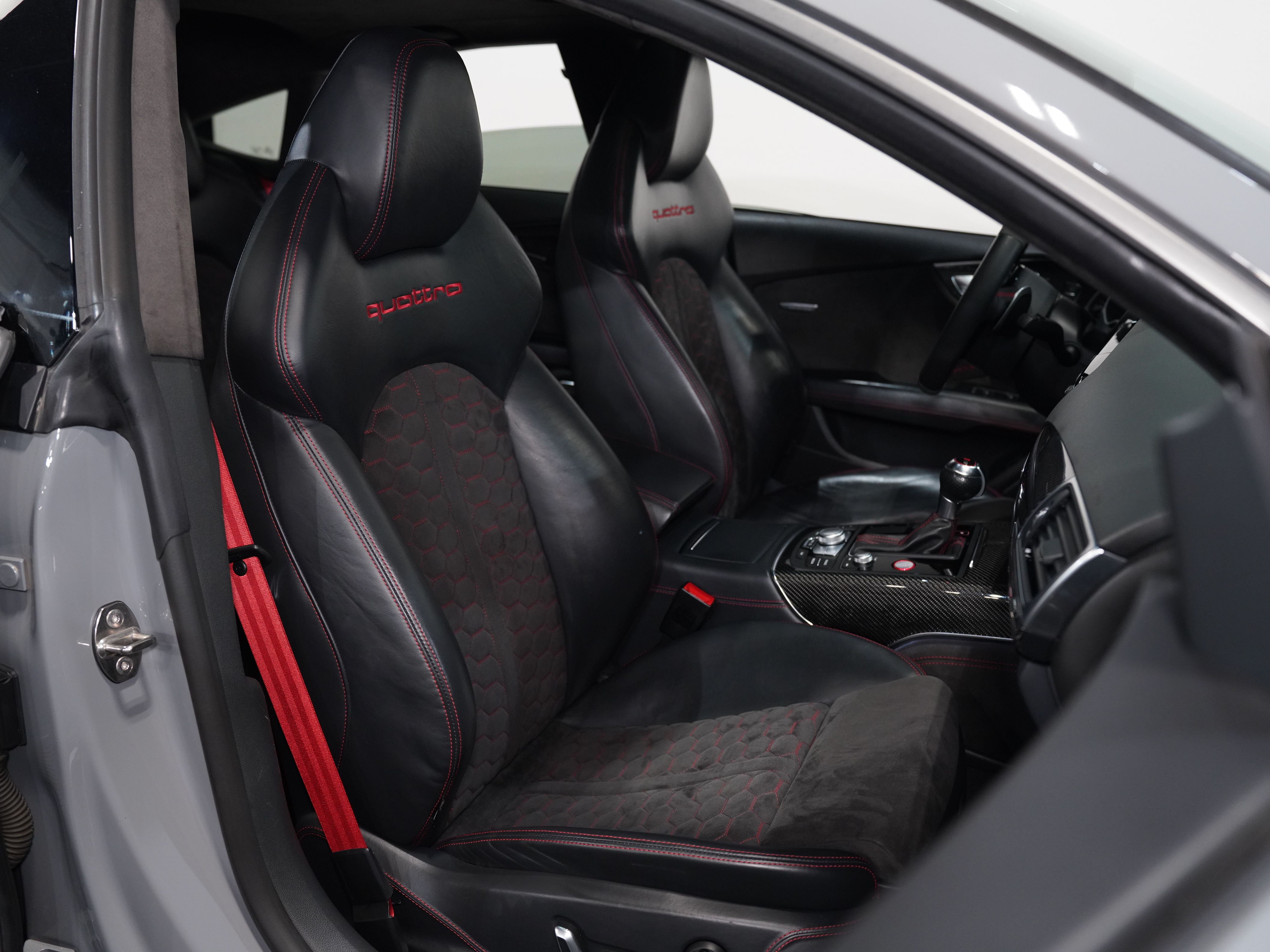 GRAY, 2017 AUDI RS 7 Image 32