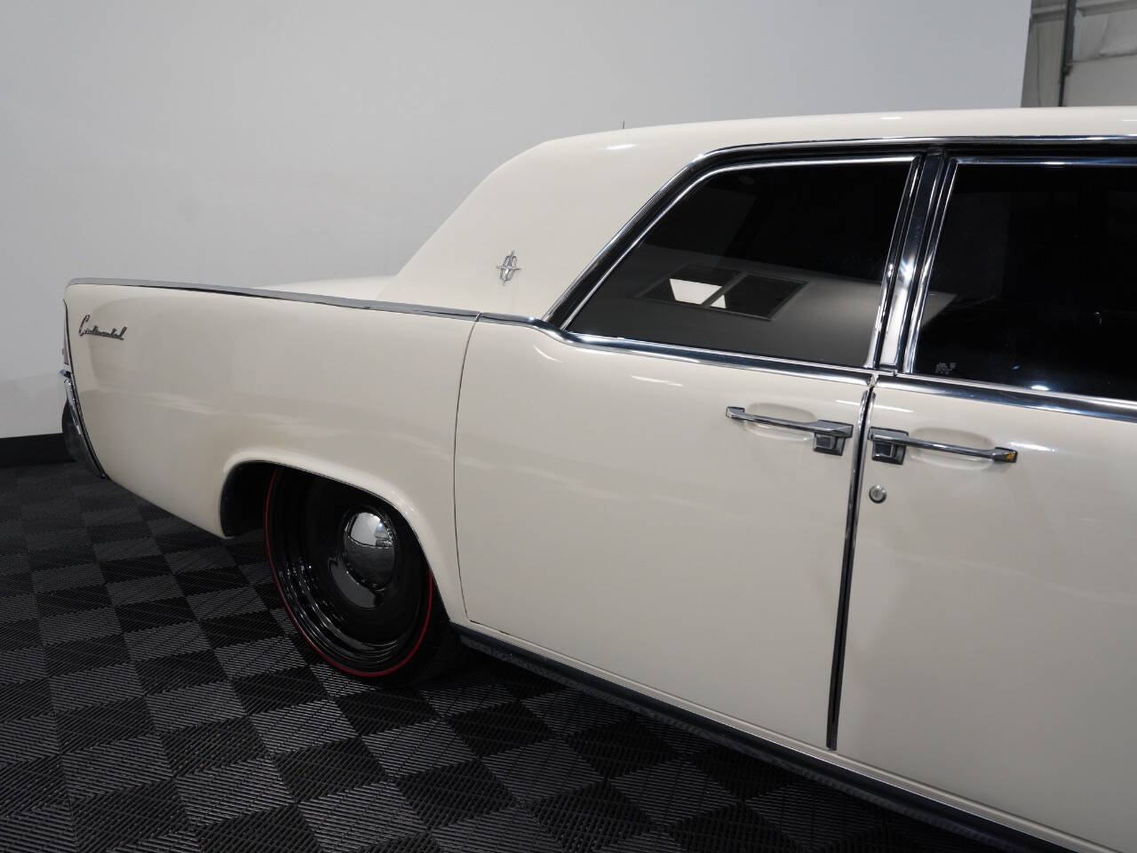 WHITE, 1962 LINCOLN CONTINENTAL Image 13