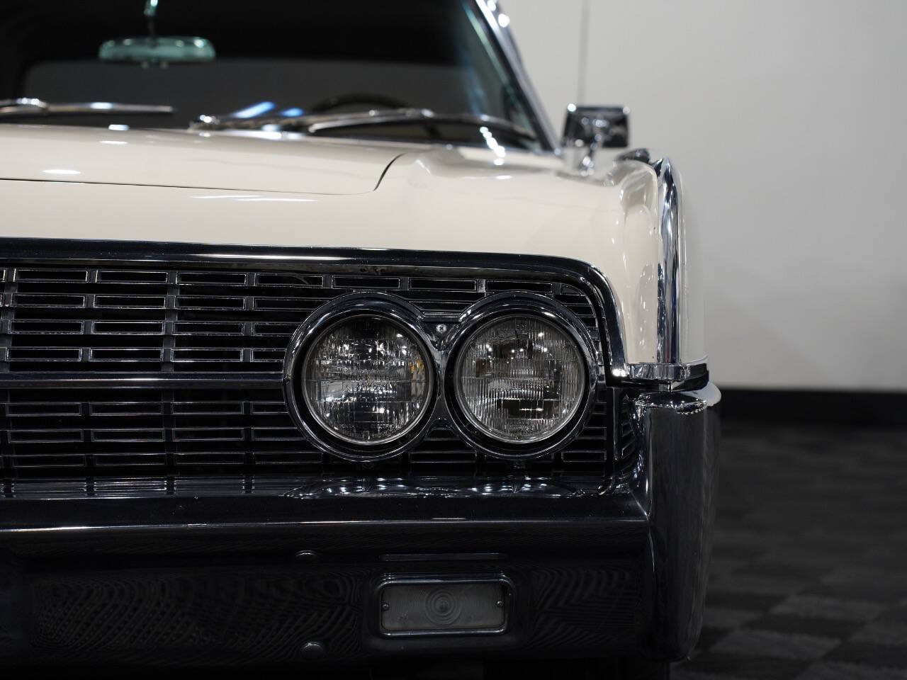 WHITE, 1962 LINCOLN CONTINENTAL Image 10