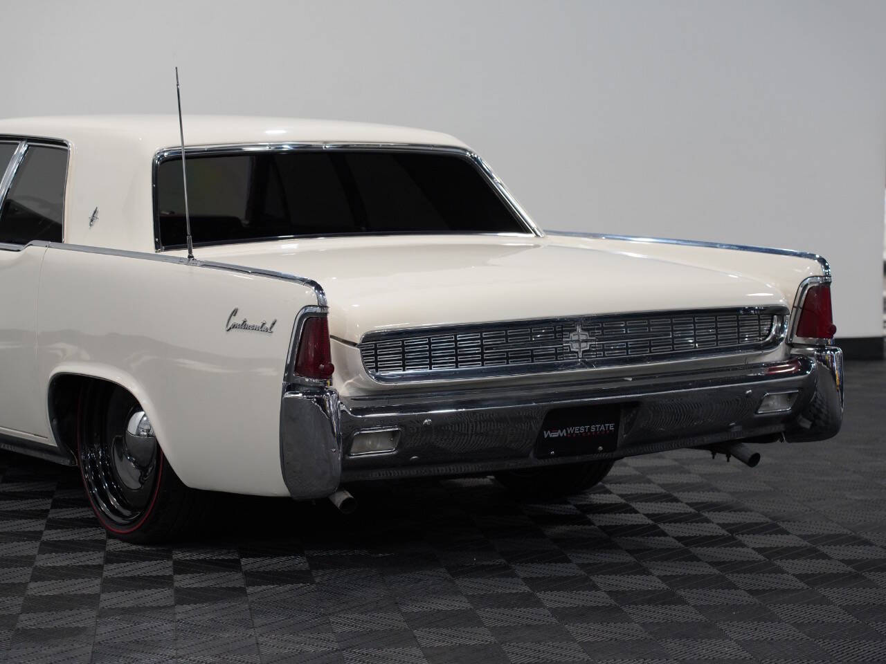 WHITE, 1962 LINCOLN CONTINENTAL Image 17