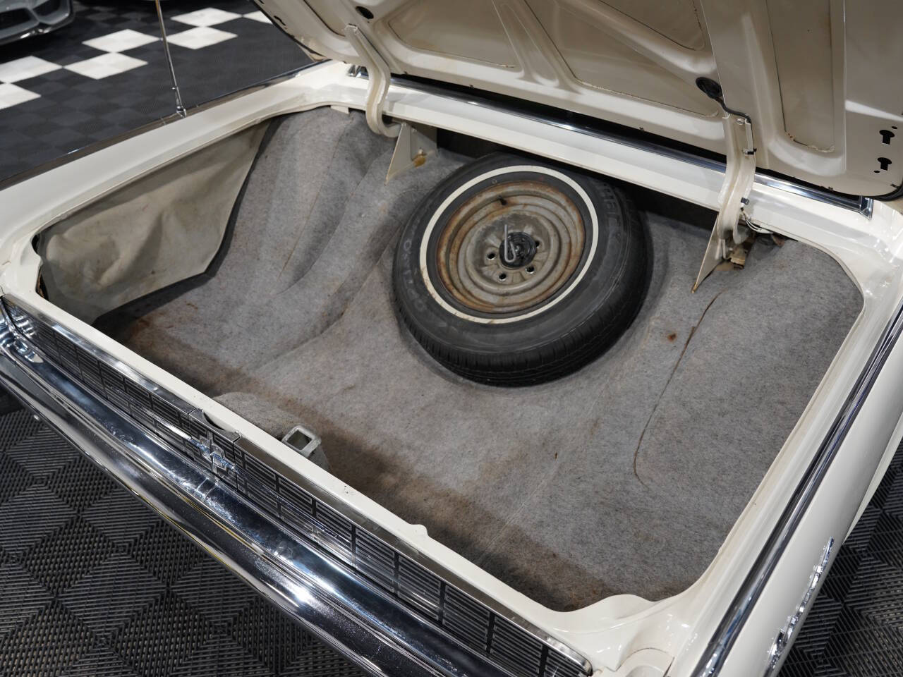 WHITE, 1962 LINCOLN CONTINENTAL Image 50