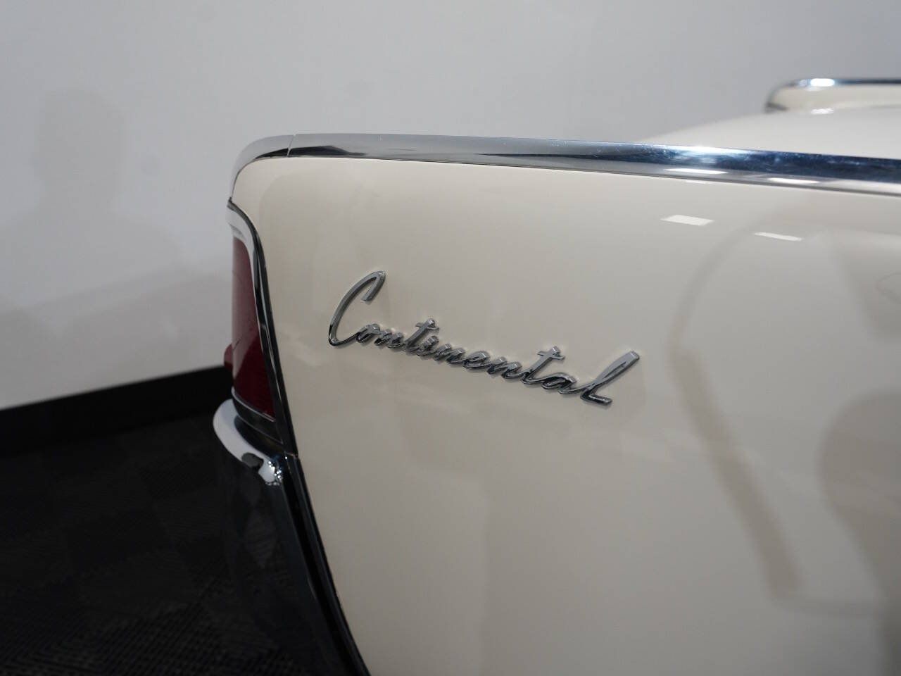 WHITE, 1962 LINCOLN CONTINENTAL Image 15