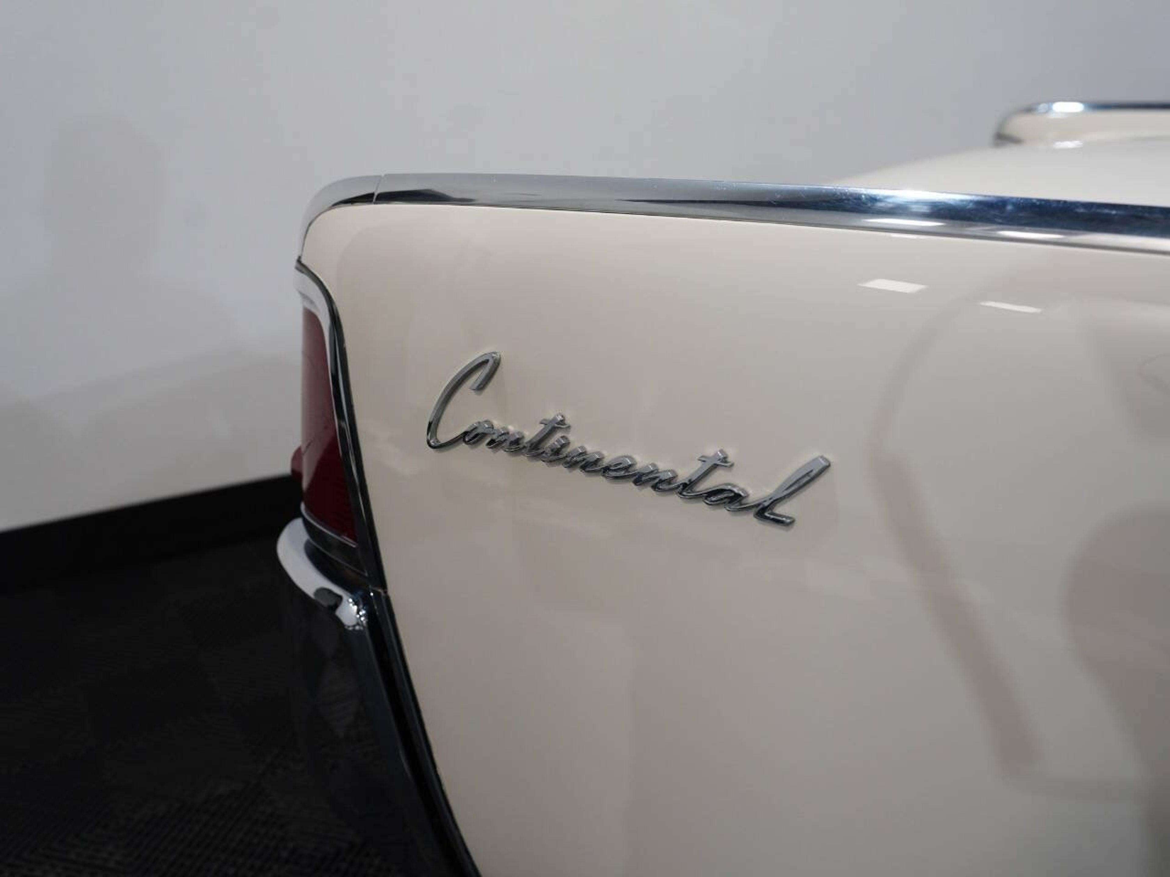 WHITE, 1962 LINCOLN CONTINENTAL Image 15