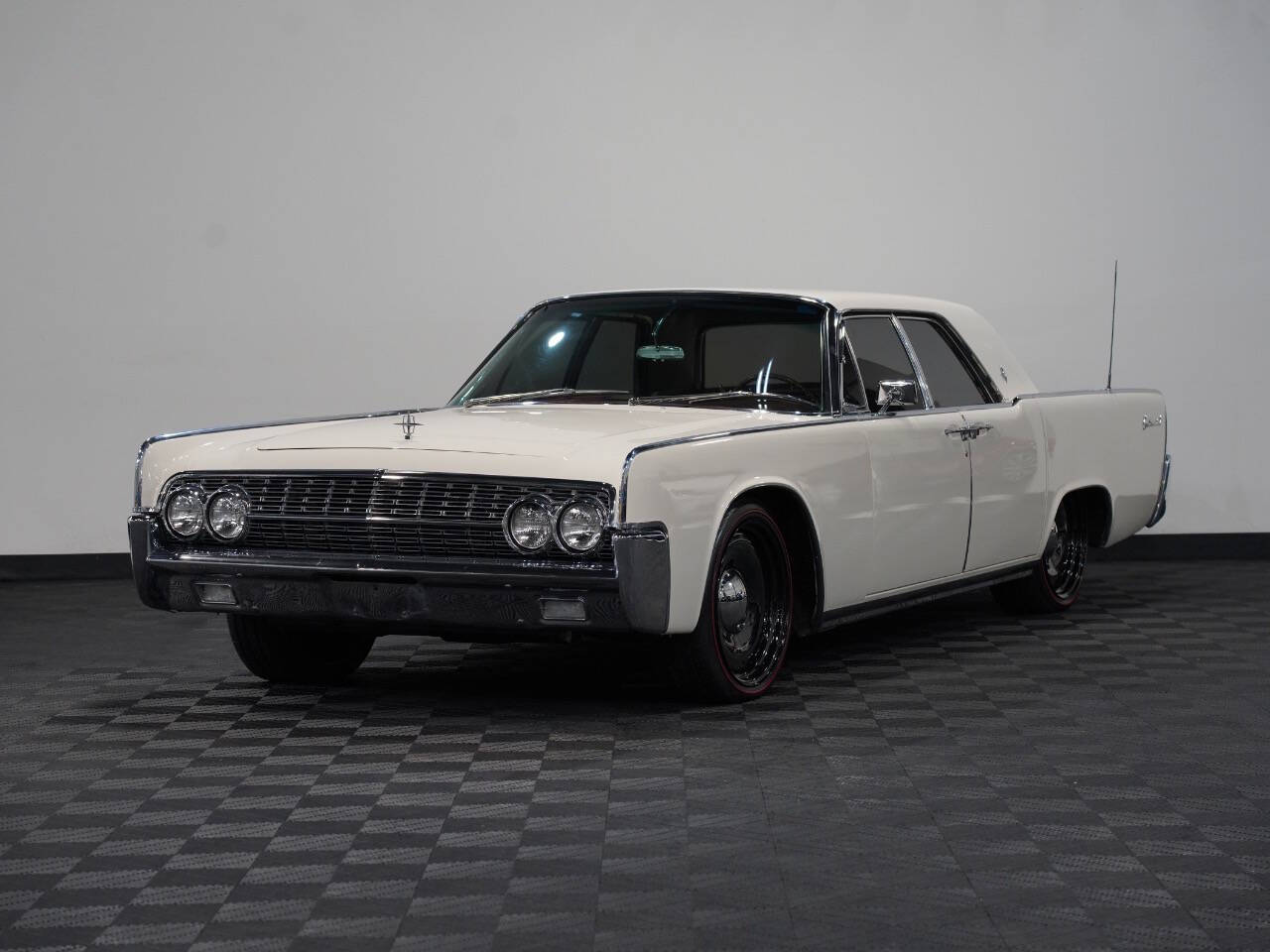 WHITE, 1962 LINCOLN CONTINENTAL Image 3