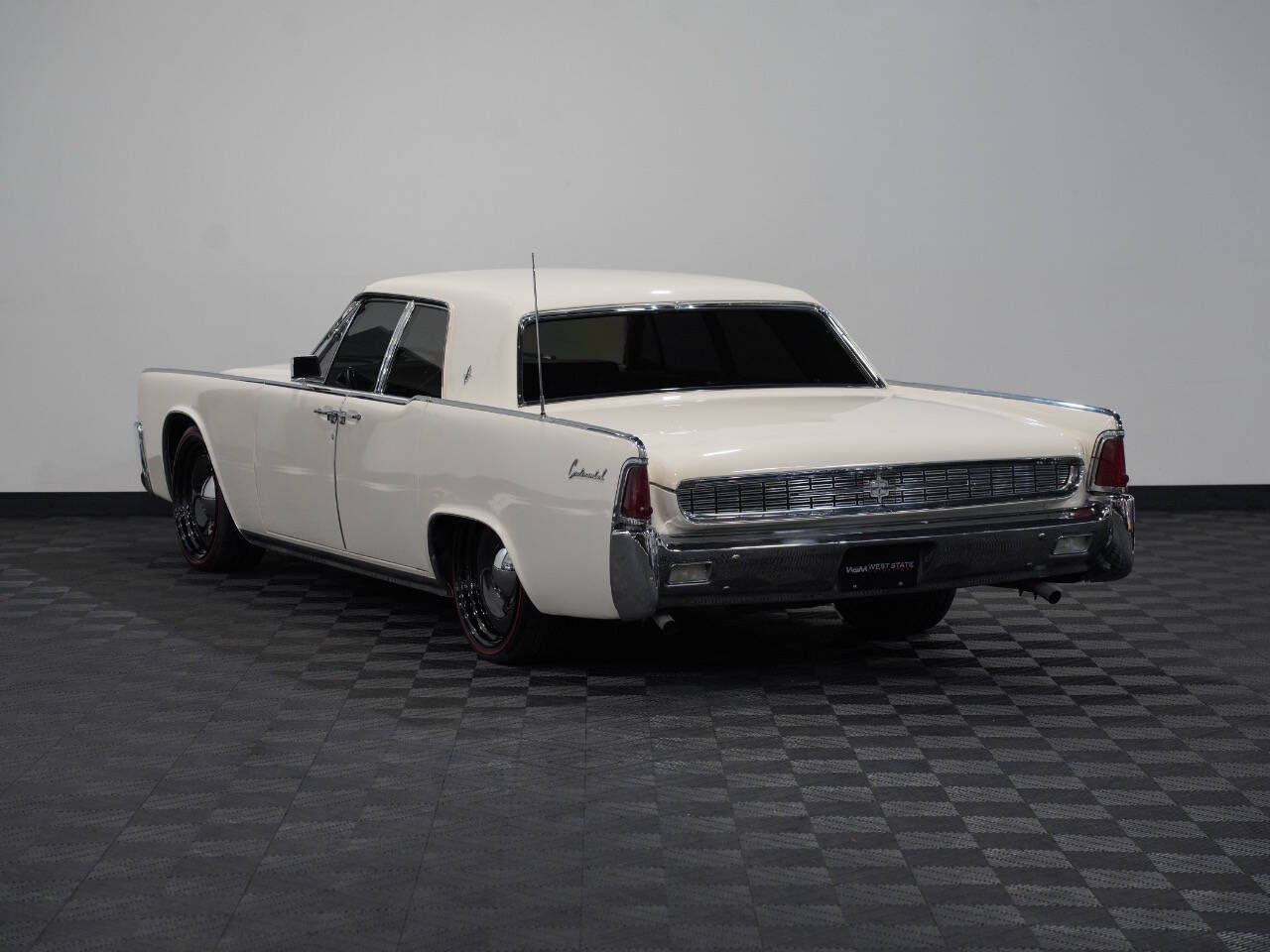 WHITE, 1962 LINCOLN CONTINENTAL Image 8