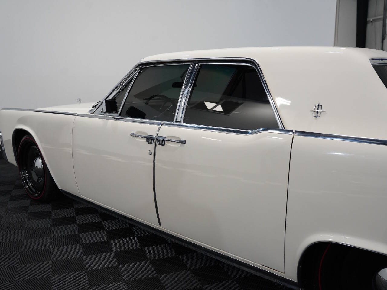 WHITE, 1962 LINCOLN CONTINENTAL Image 21