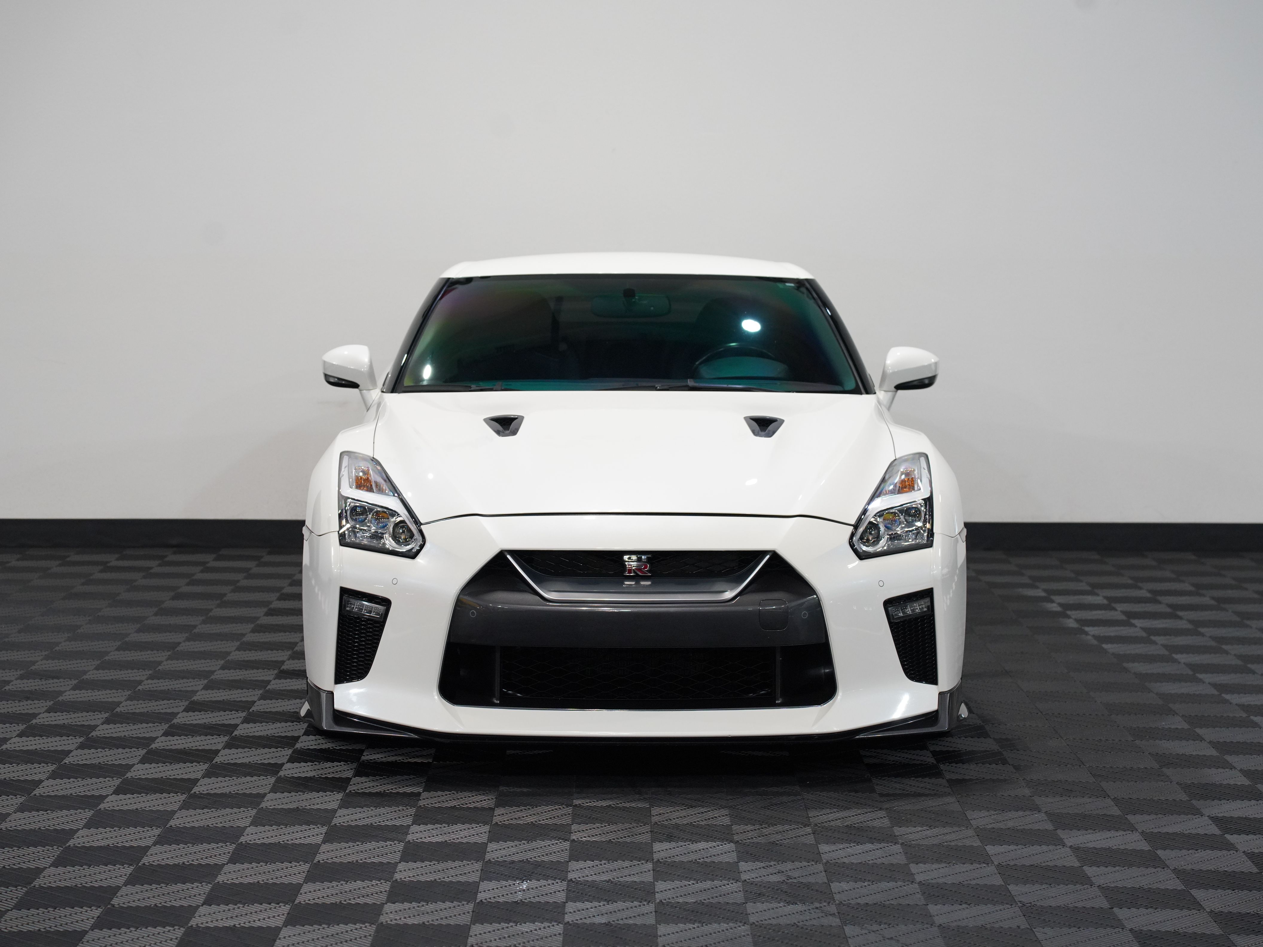WHITE, 2017 NISSAN GT-R Image 4