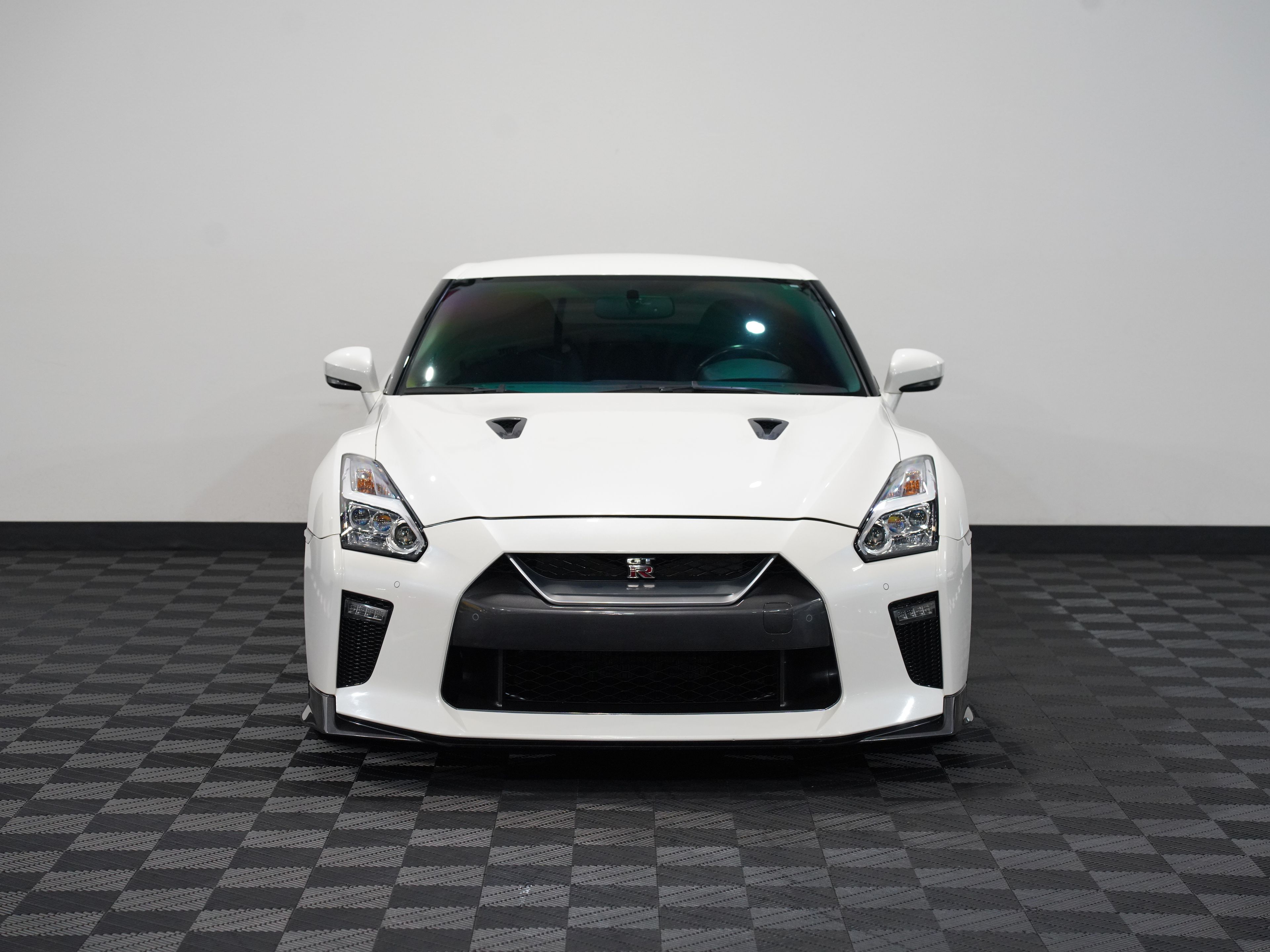 WHITE, 2017 NISSAN GT-R Image 4