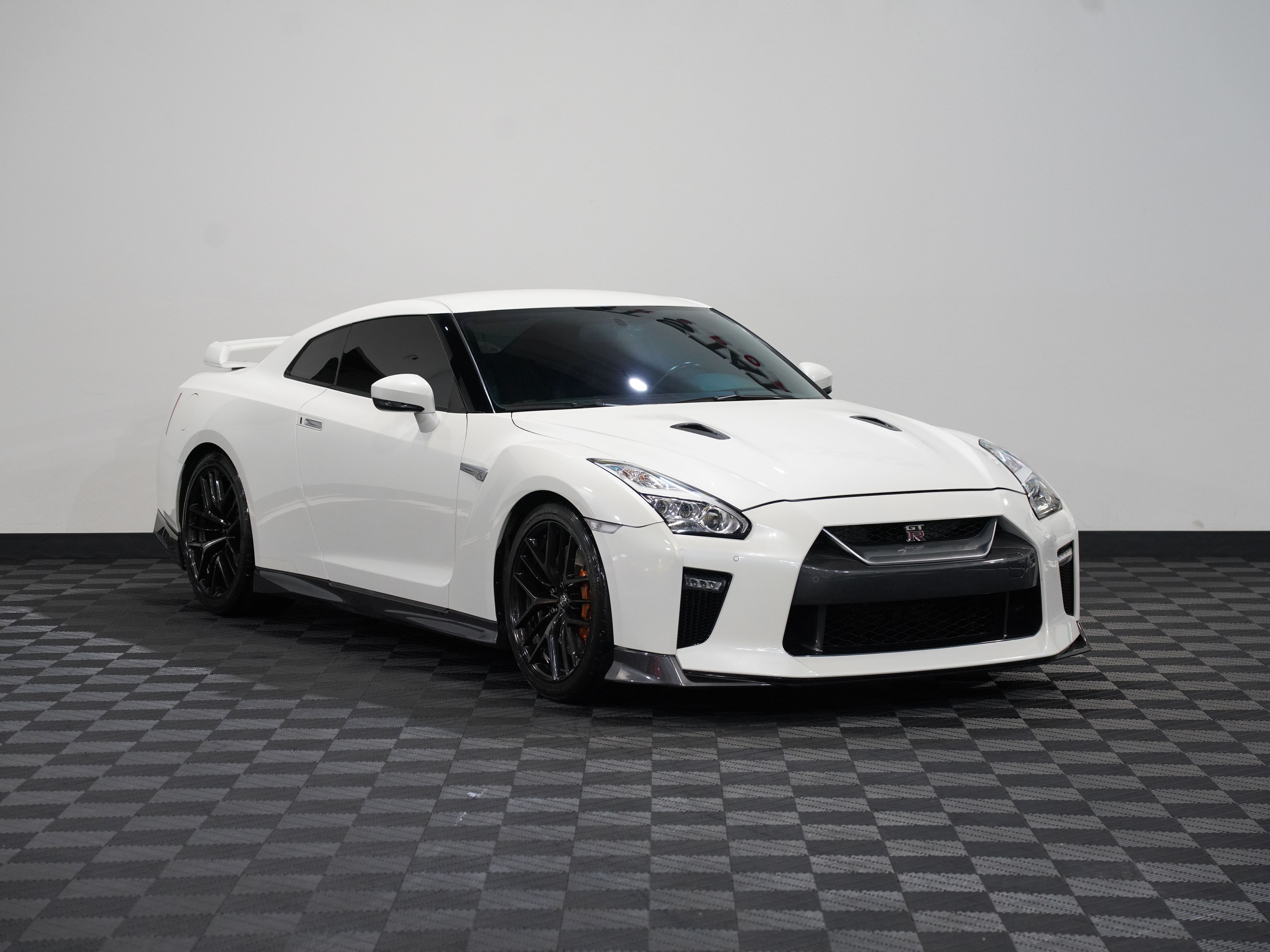 WHITE, 2017 NISSAN GT-R Image 5