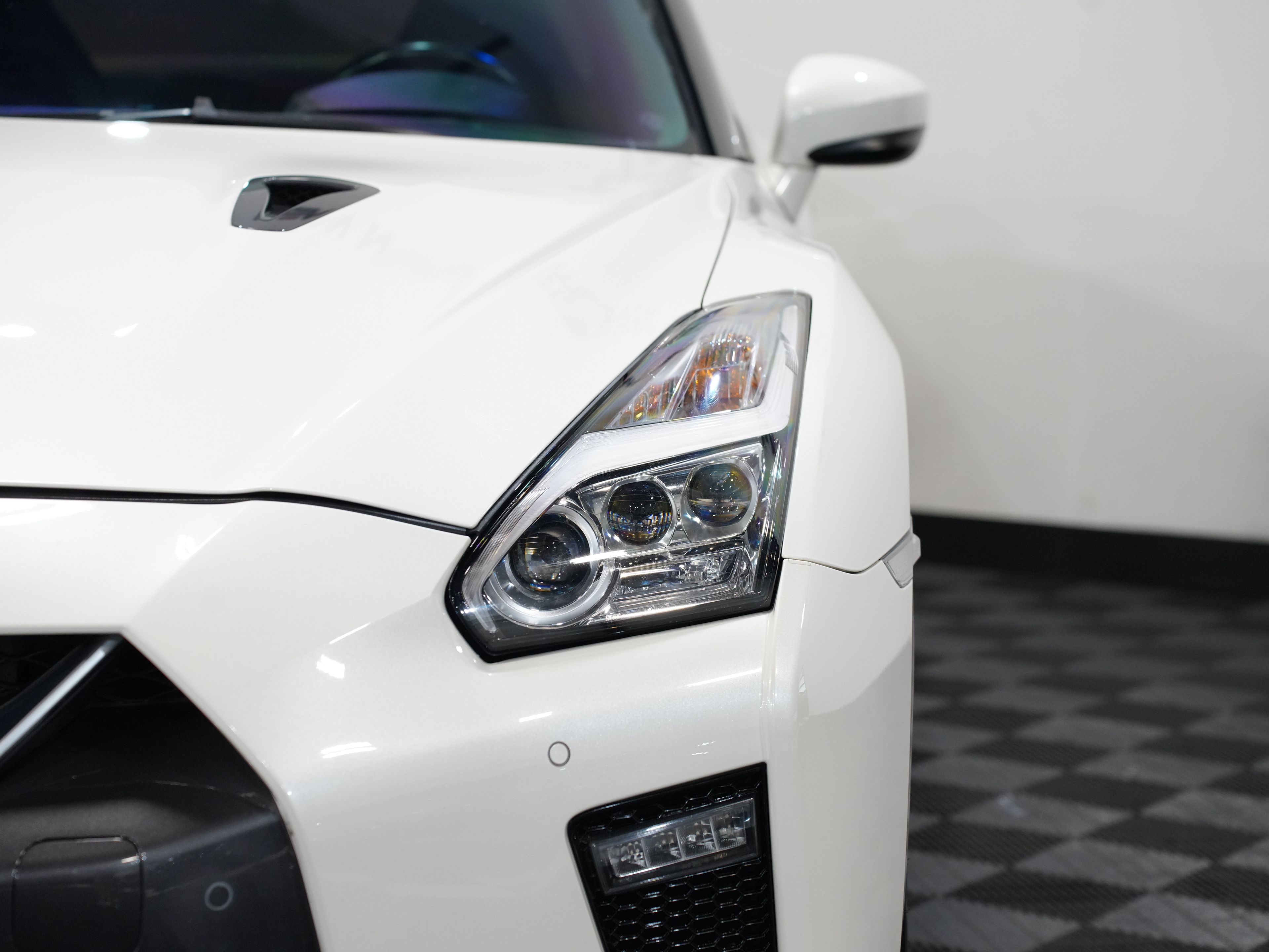 WHITE, 2017 NISSAN GT-R Image 9