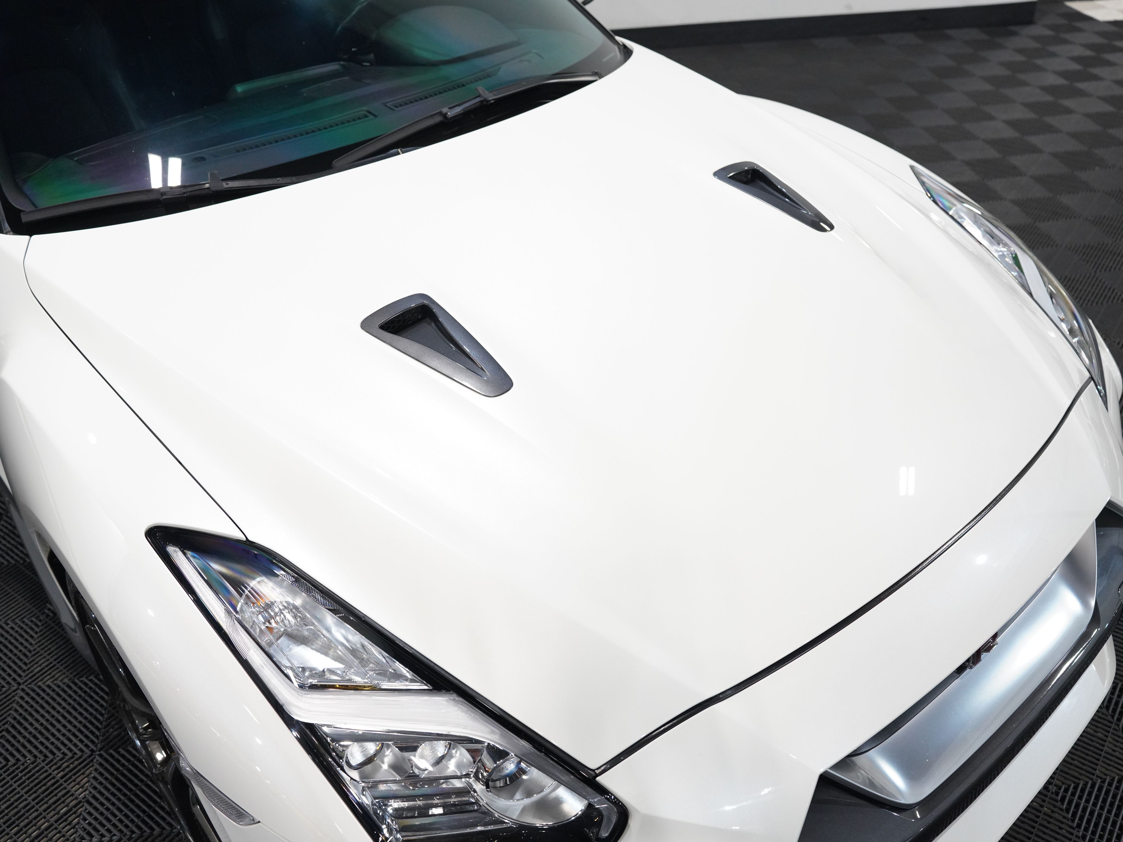 WHITE, 2017 NISSAN GT-R Image 11