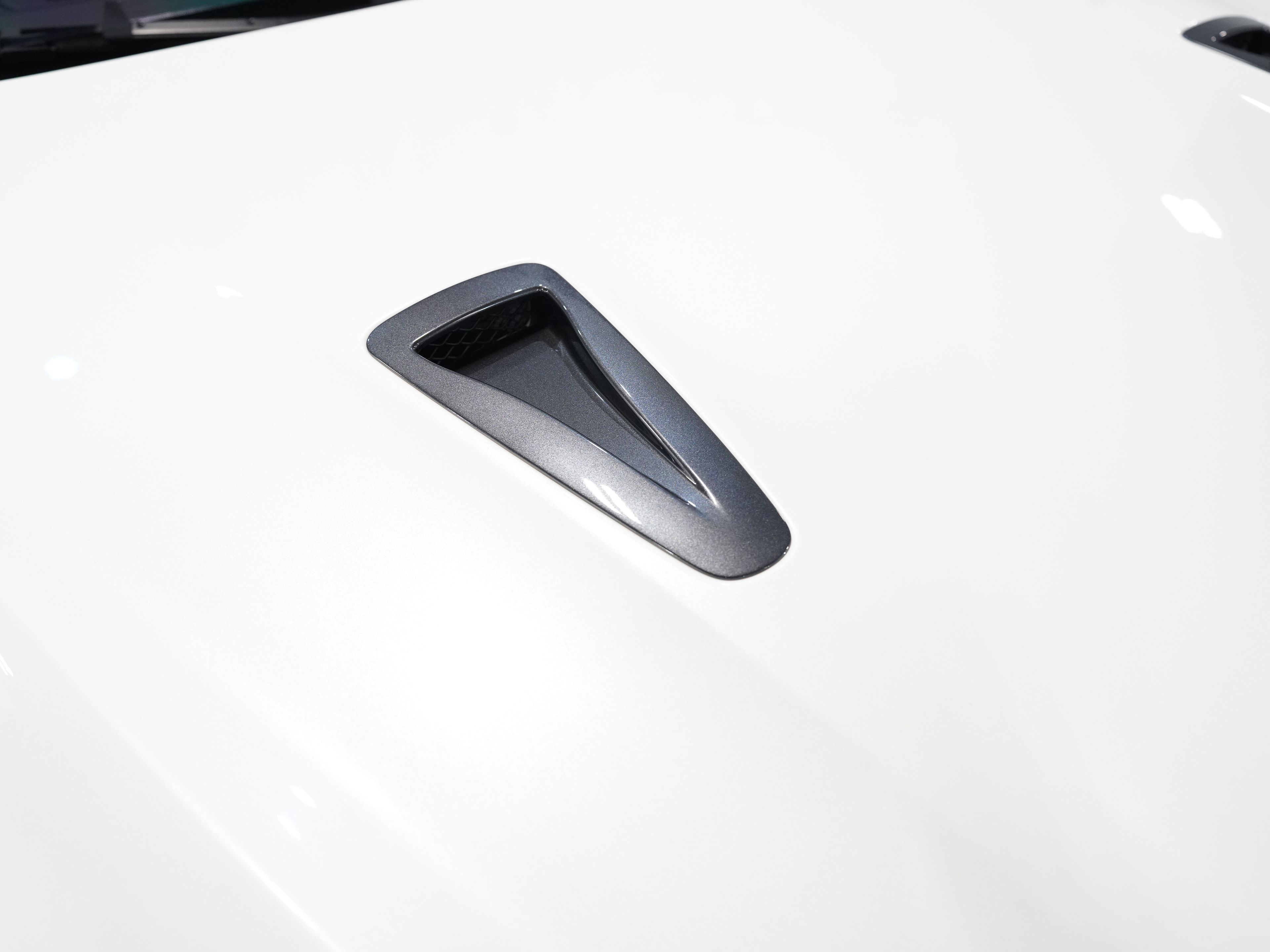 WHITE, 2017 NISSAN GT-R Image 12