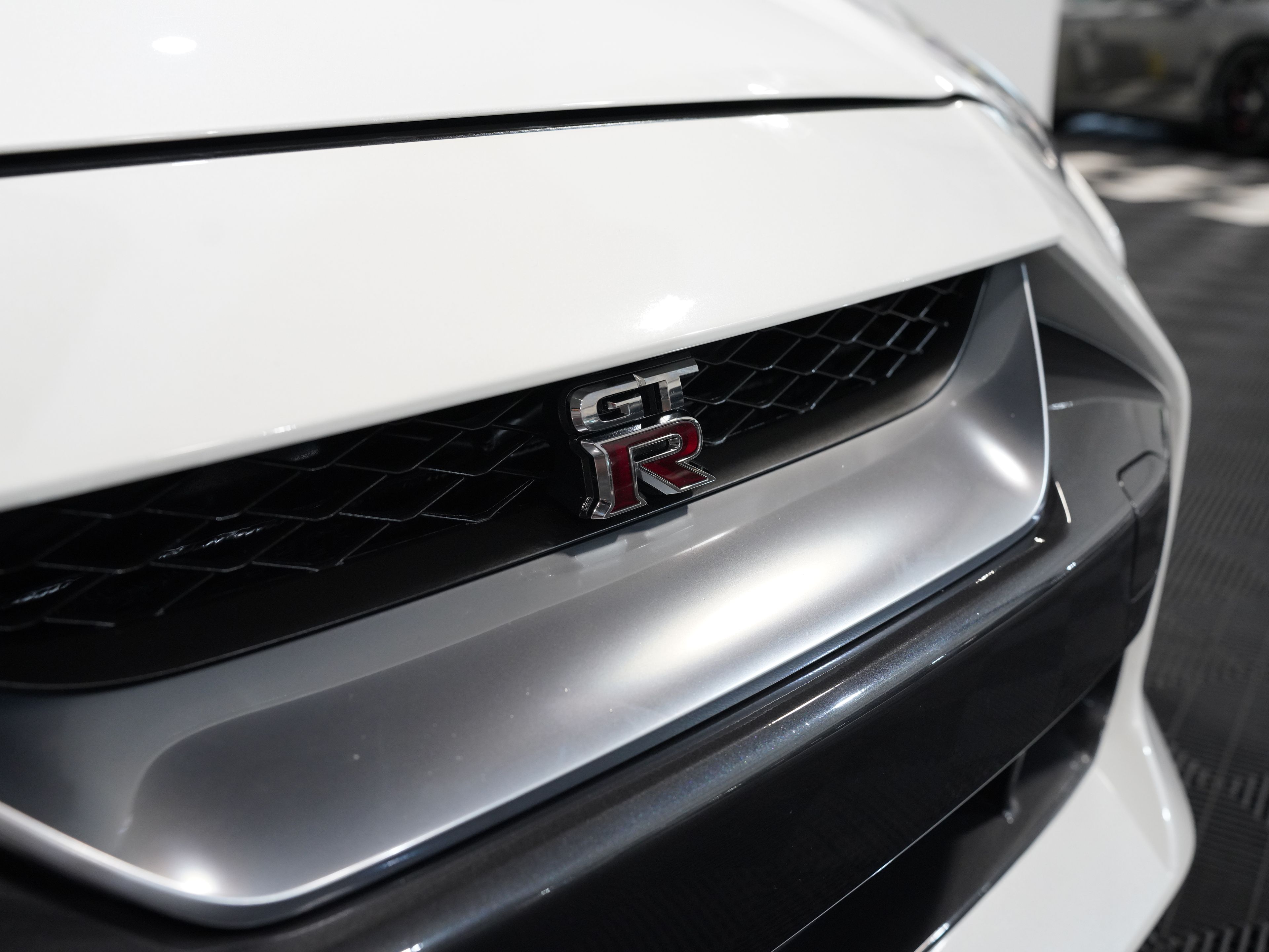 WHITE, 2017 NISSAN GT-R Image 13