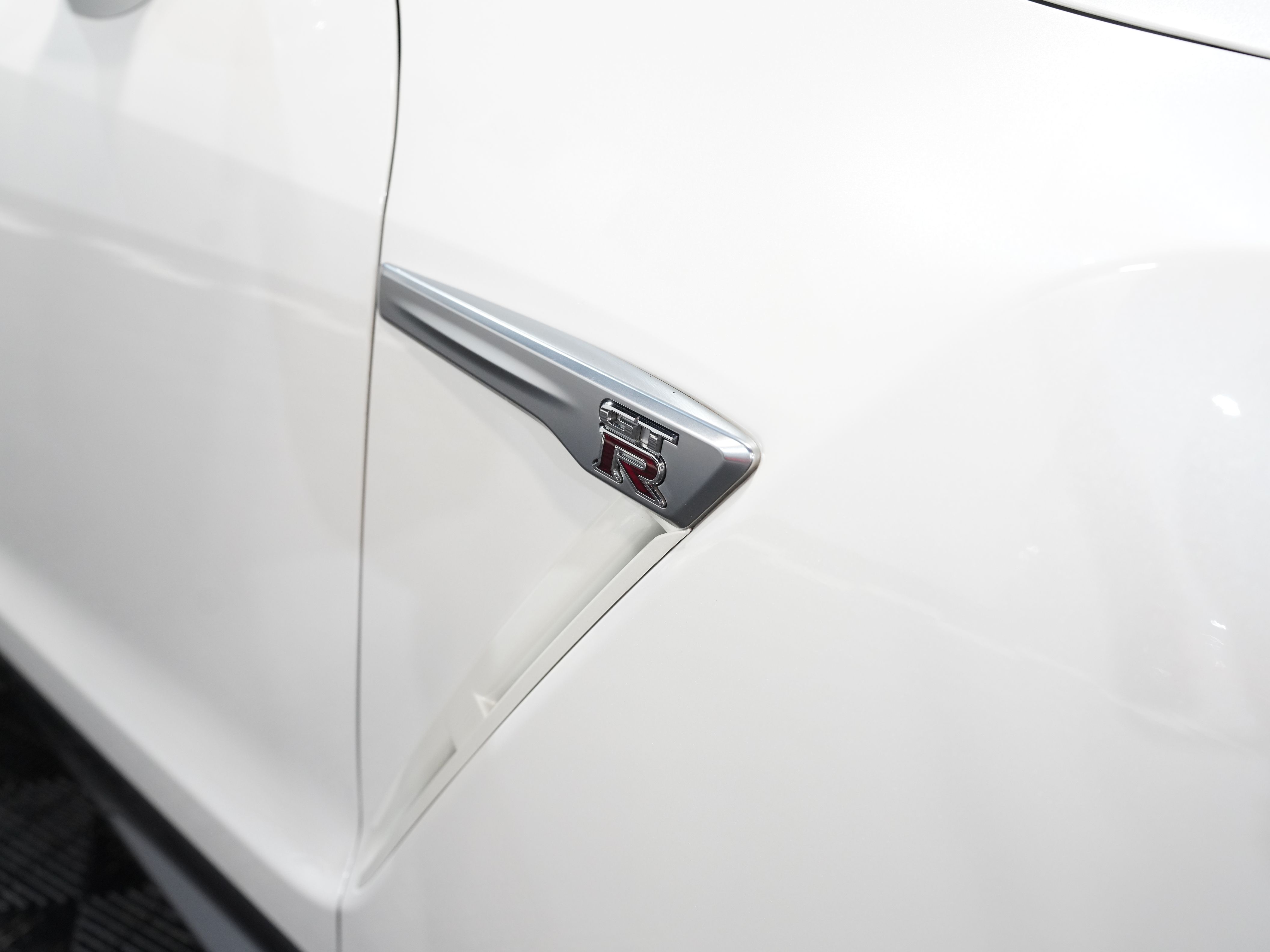 WHITE, 2017 NISSAN GT-R Image 15