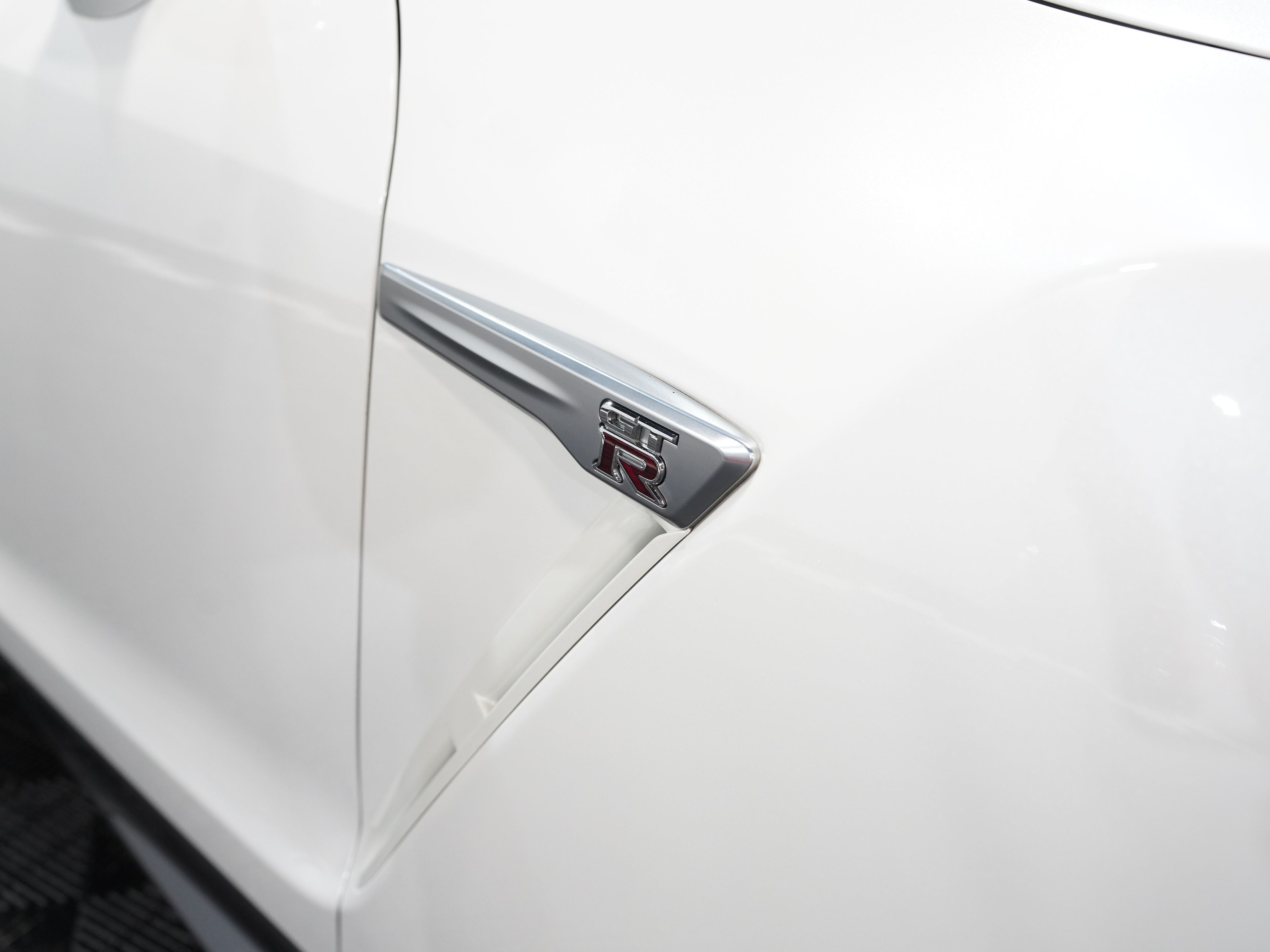 WHITE, 2017 NISSAN GT-R Image 15