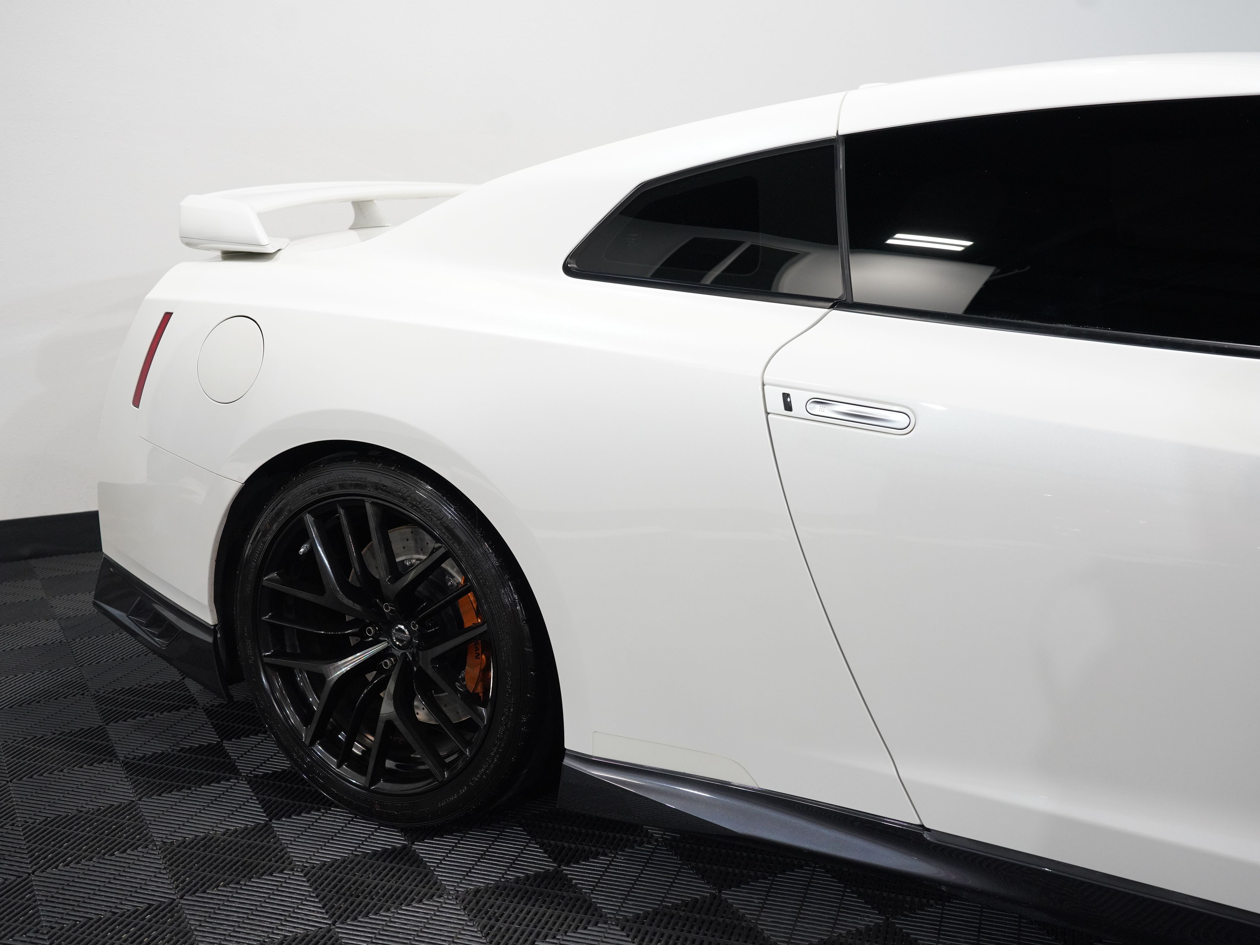 WHITE, 2017 NISSAN GT-R Image 16