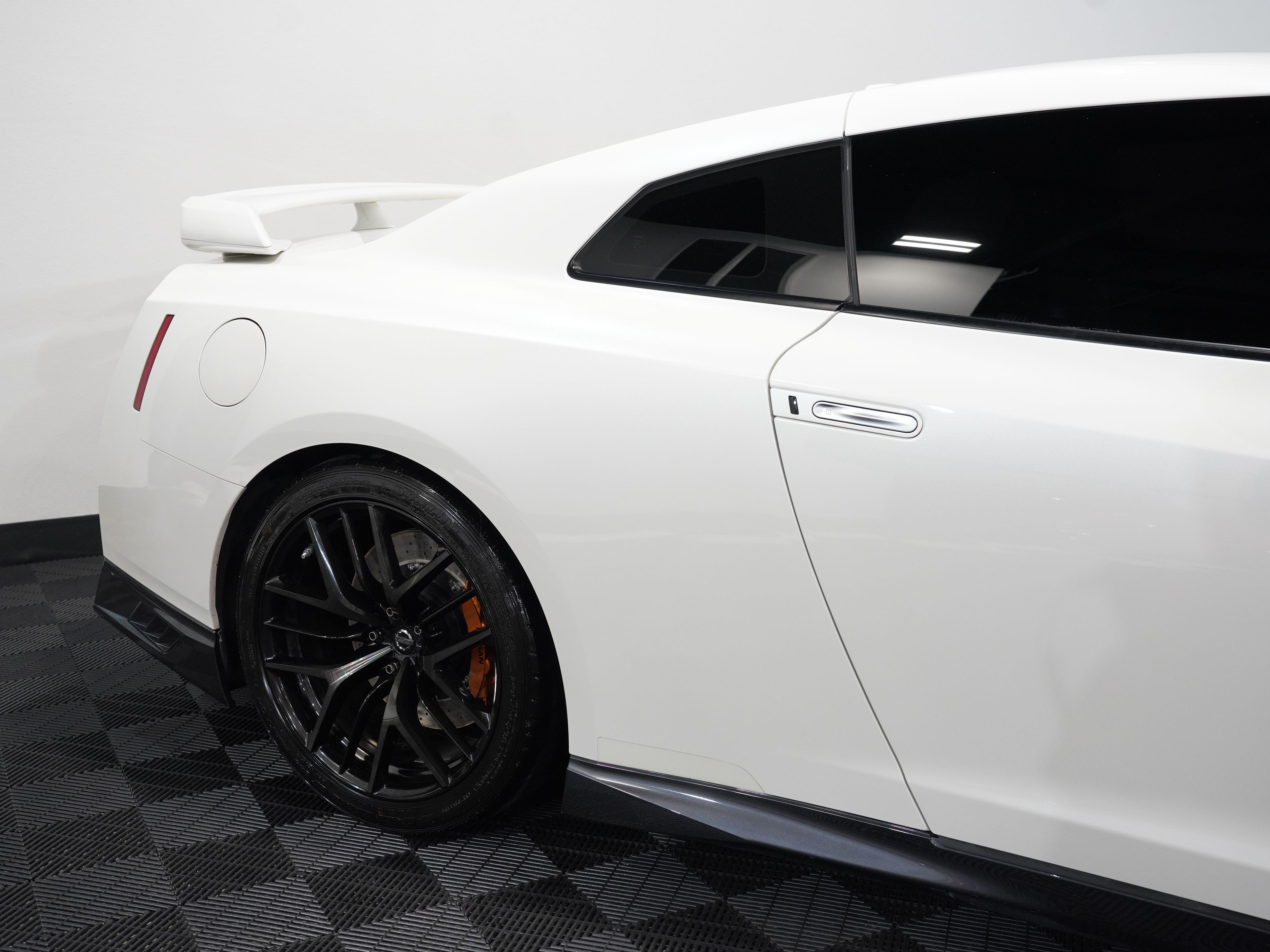 WHITE, 2017 NISSAN GT-R Image 16