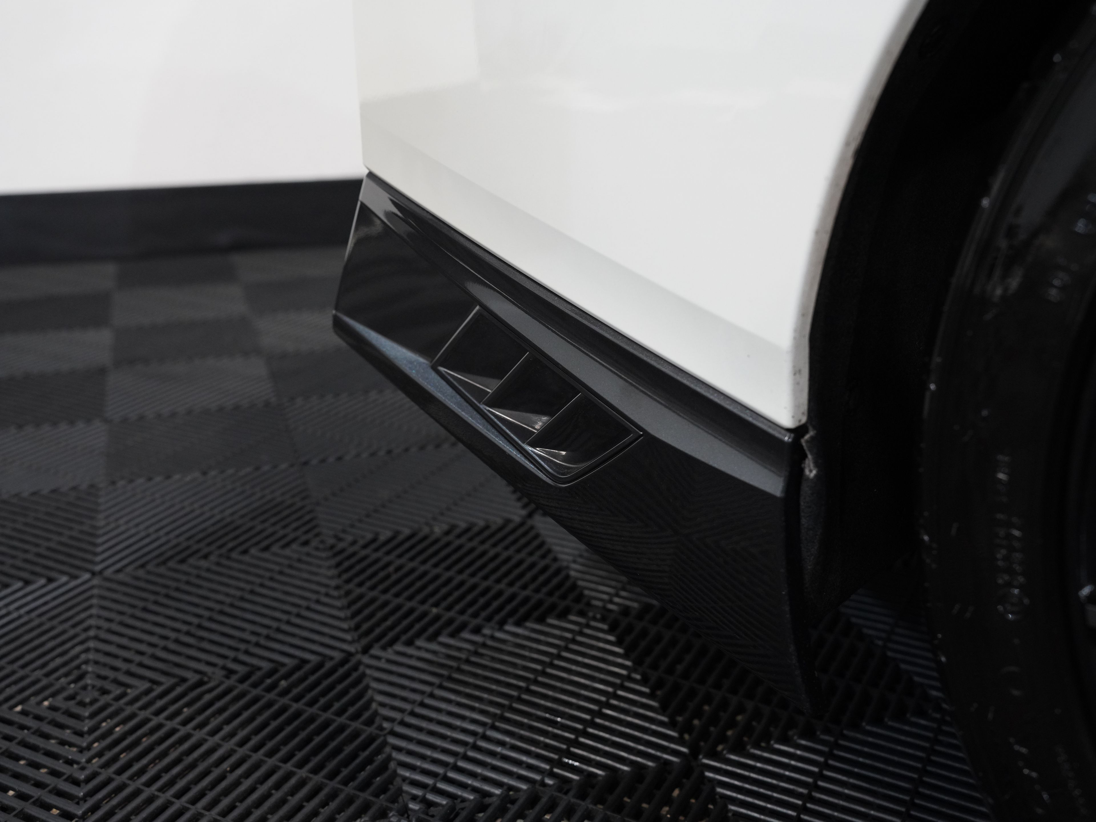 WHITE, 2017 NISSAN GT-R Image 18