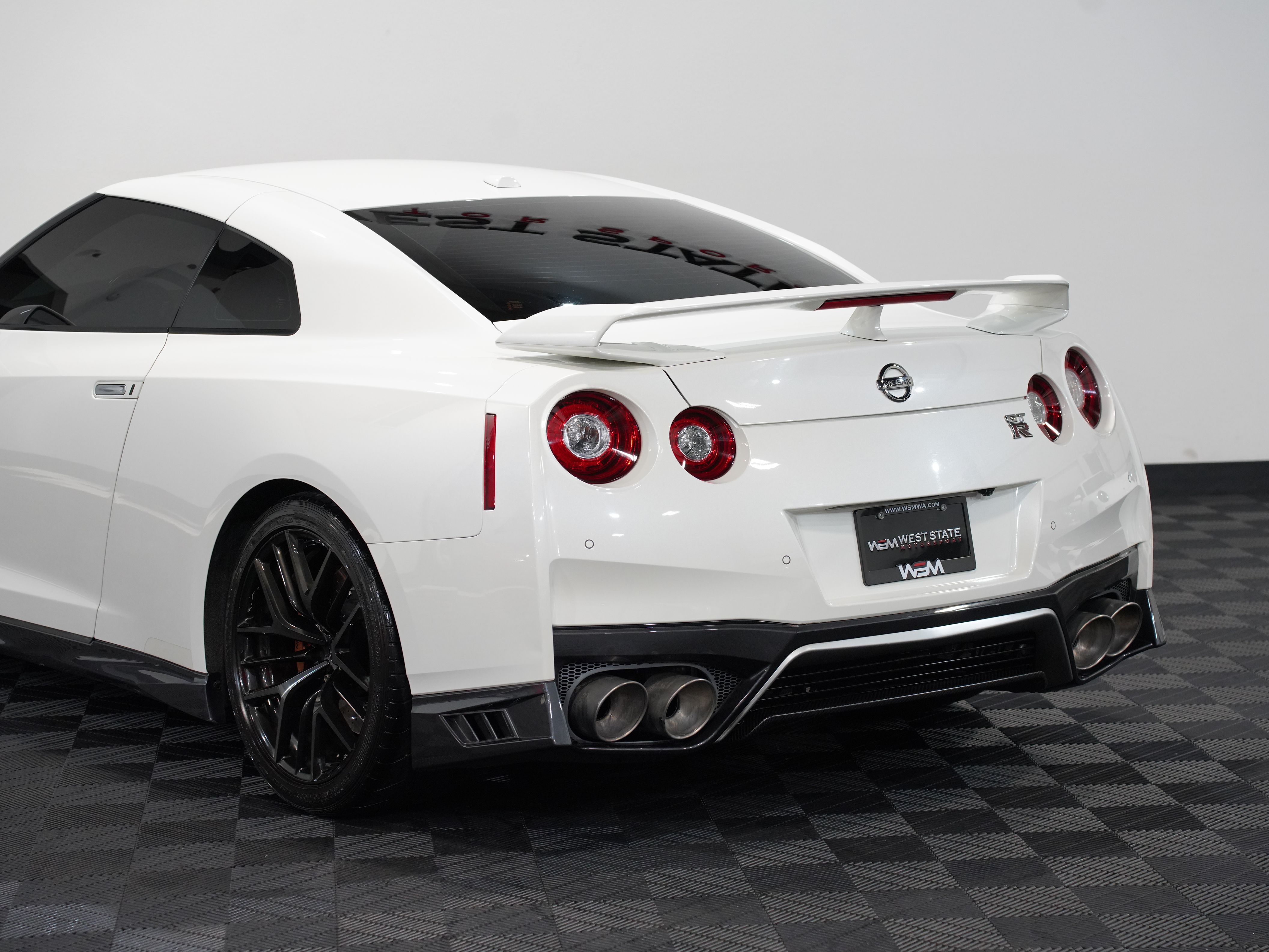 WHITE, 2017 NISSAN GT-R Image 19