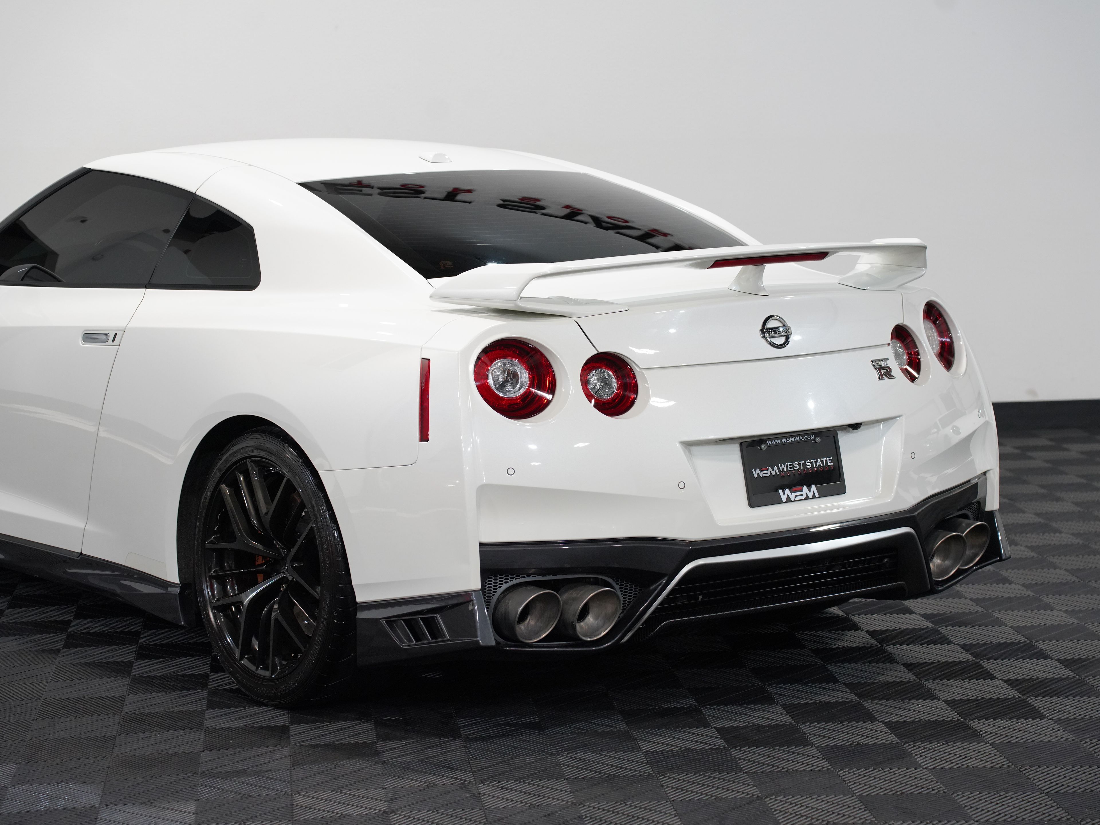 WHITE, 2017 NISSAN GT-R Image 19