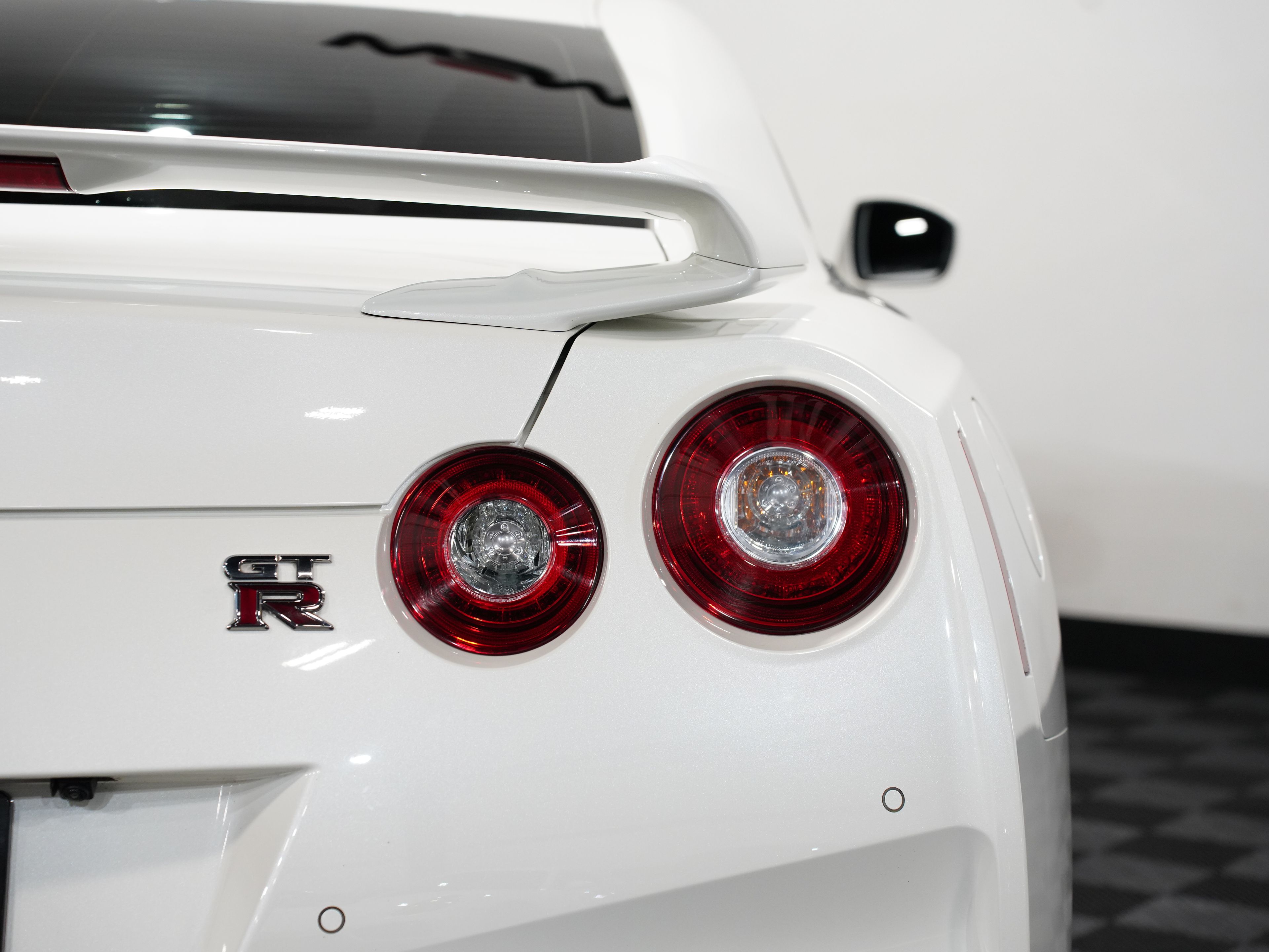 WHITE, 2017 NISSAN GT-R Image 20