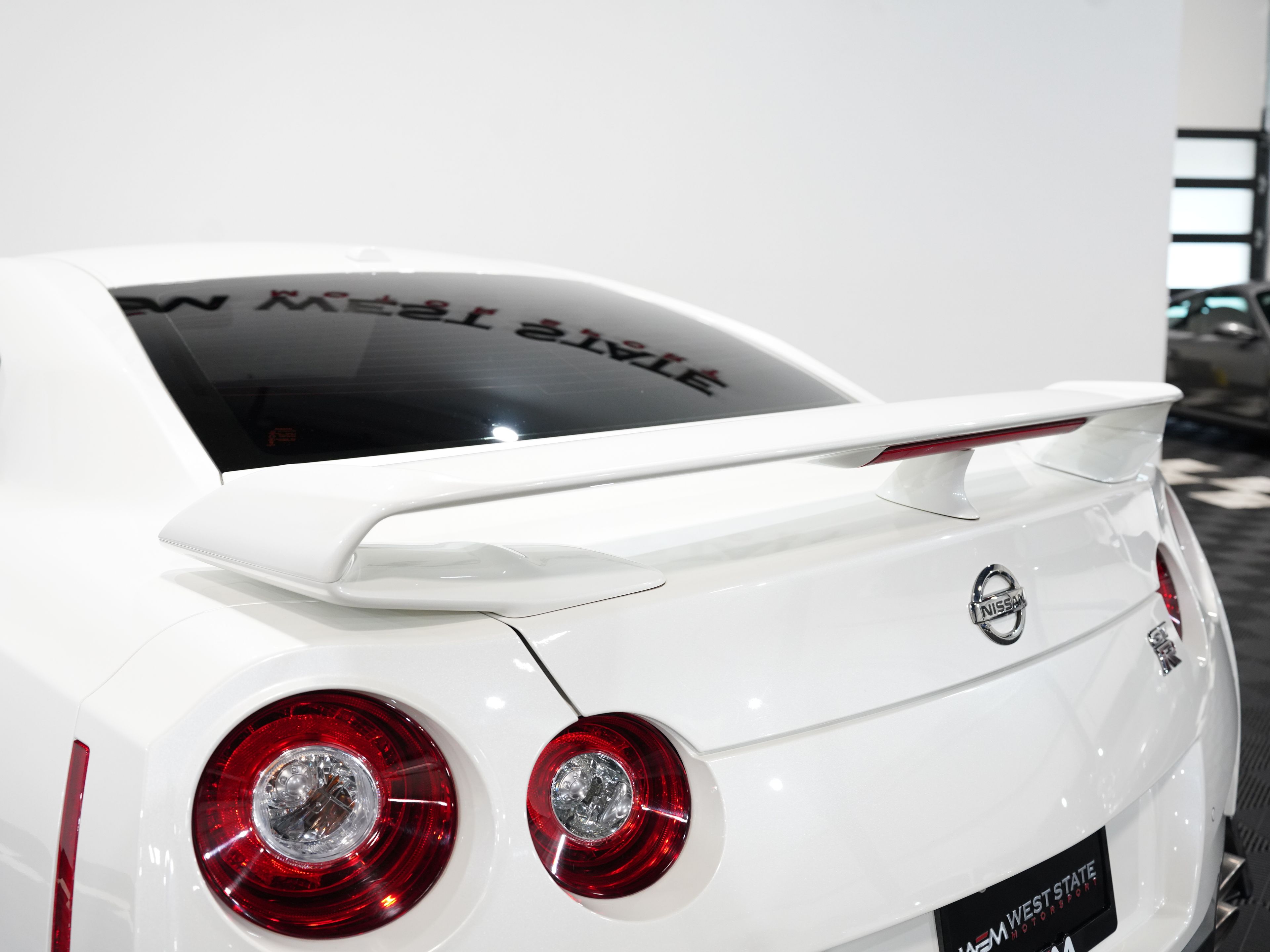 WHITE, 2017 NISSAN GT-R Image 22
