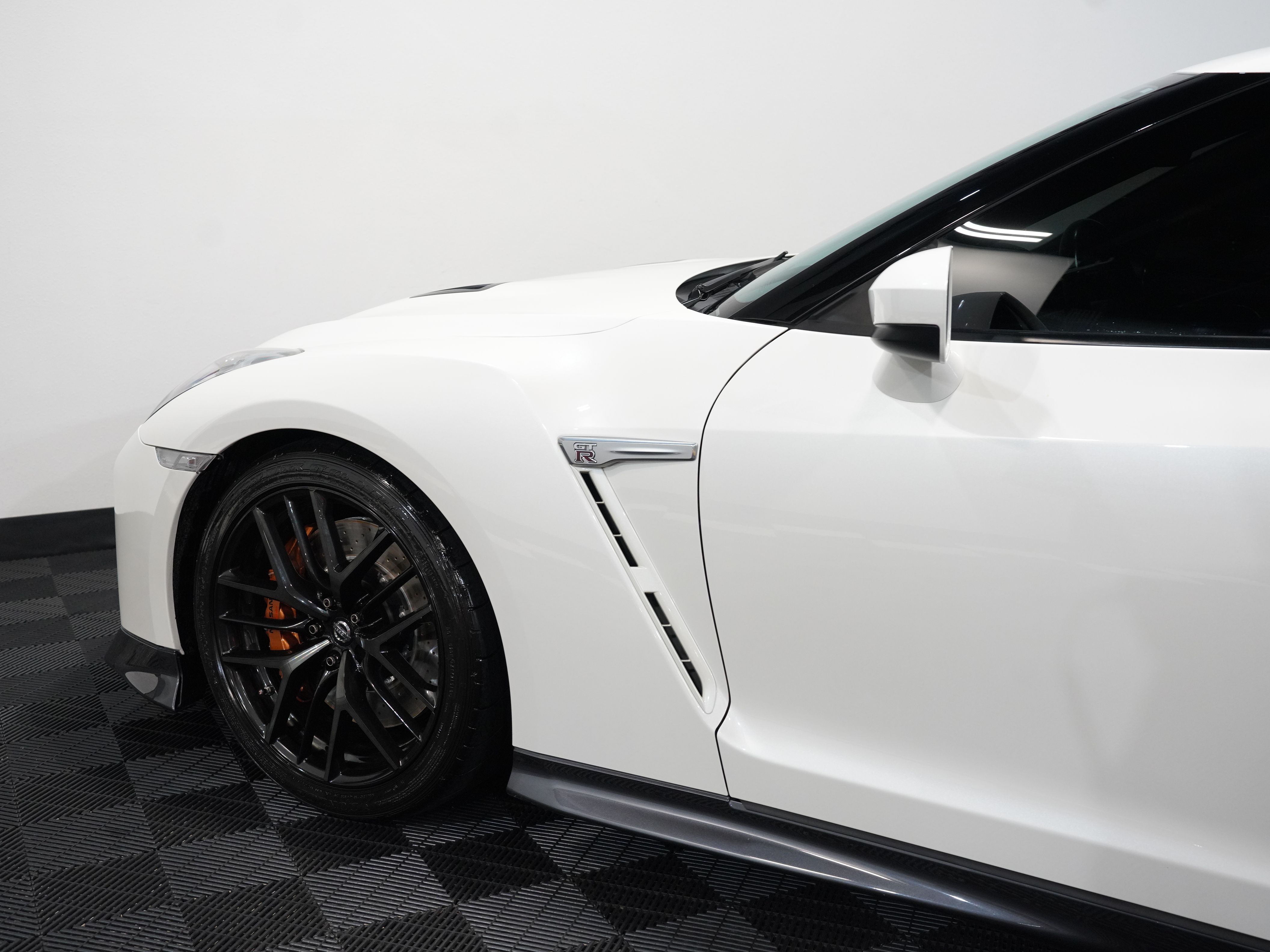 WHITE, 2017 NISSAN GT-R Image 23
