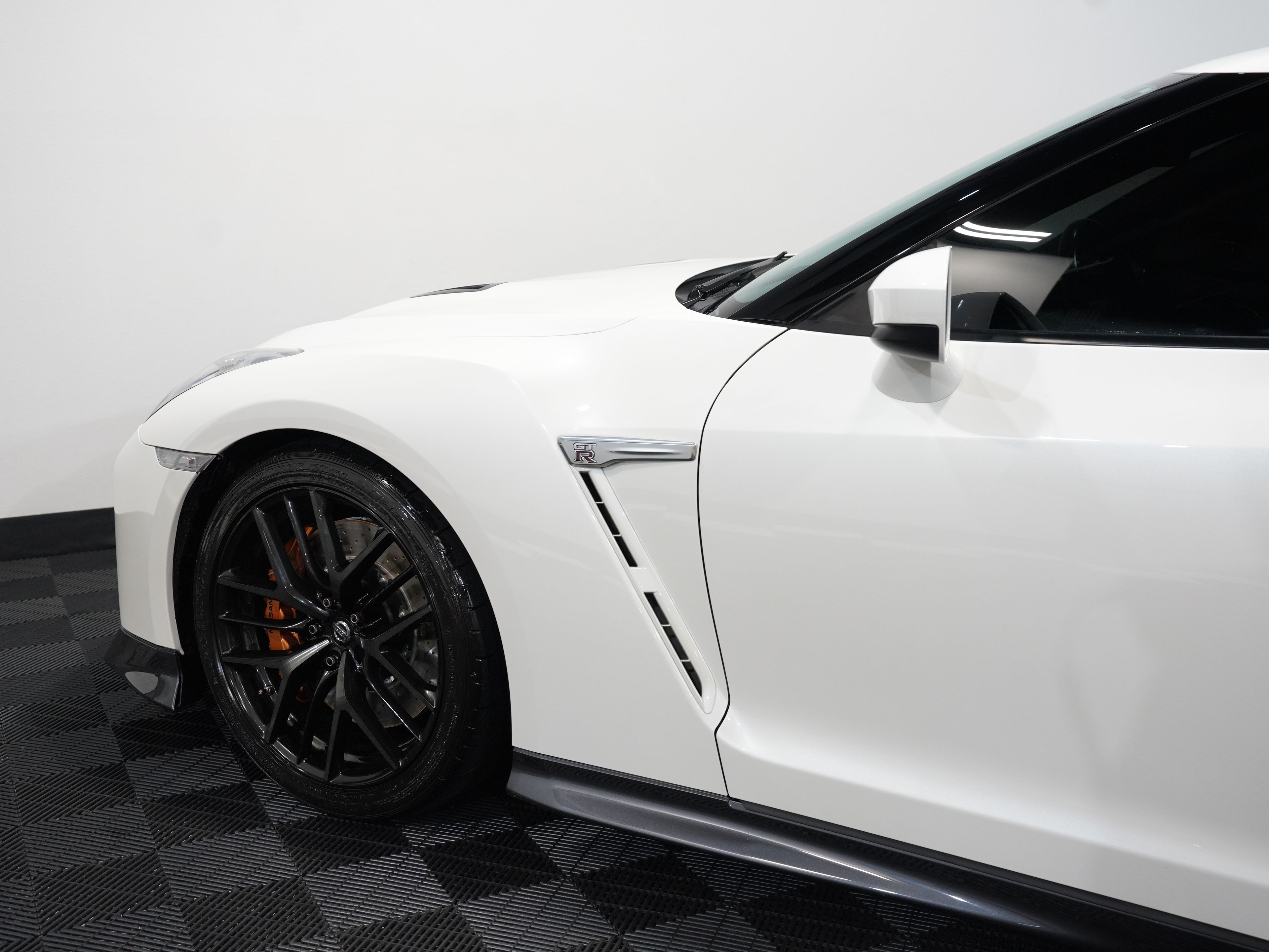 WHITE, 2017 NISSAN GT-R Image 23