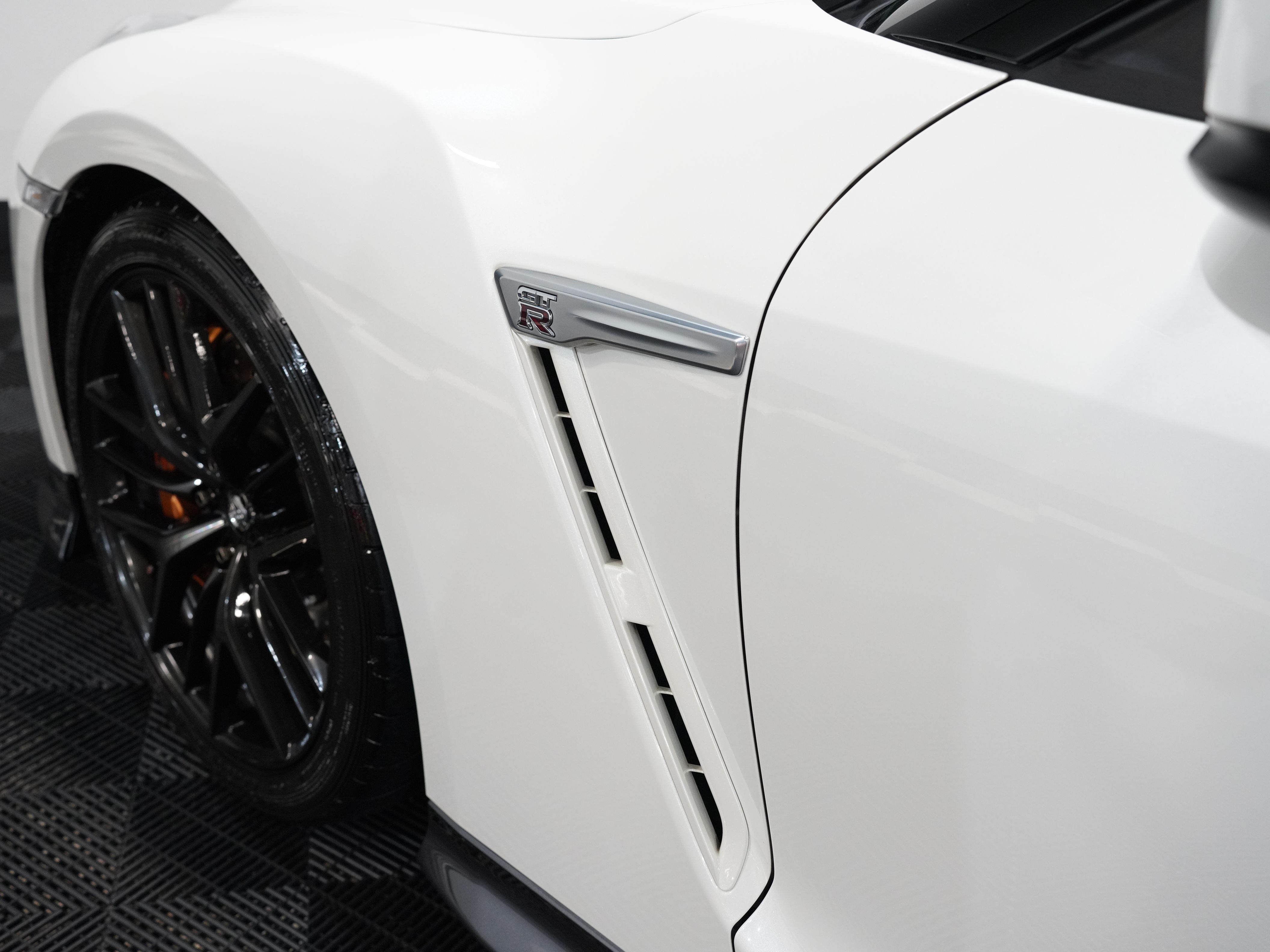 WHITE, 2017 NISSAN GT-R Image 24