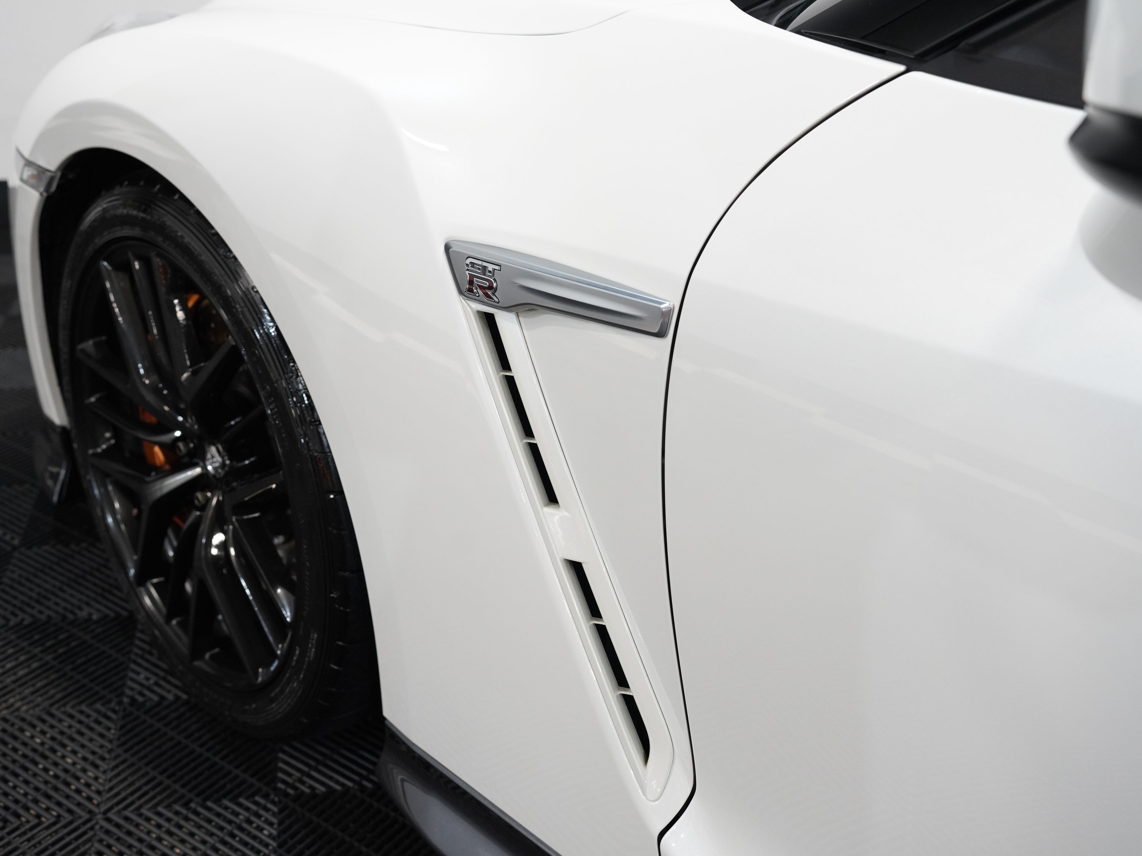 WHITE, 2017 NISSAN GT-R Image 24