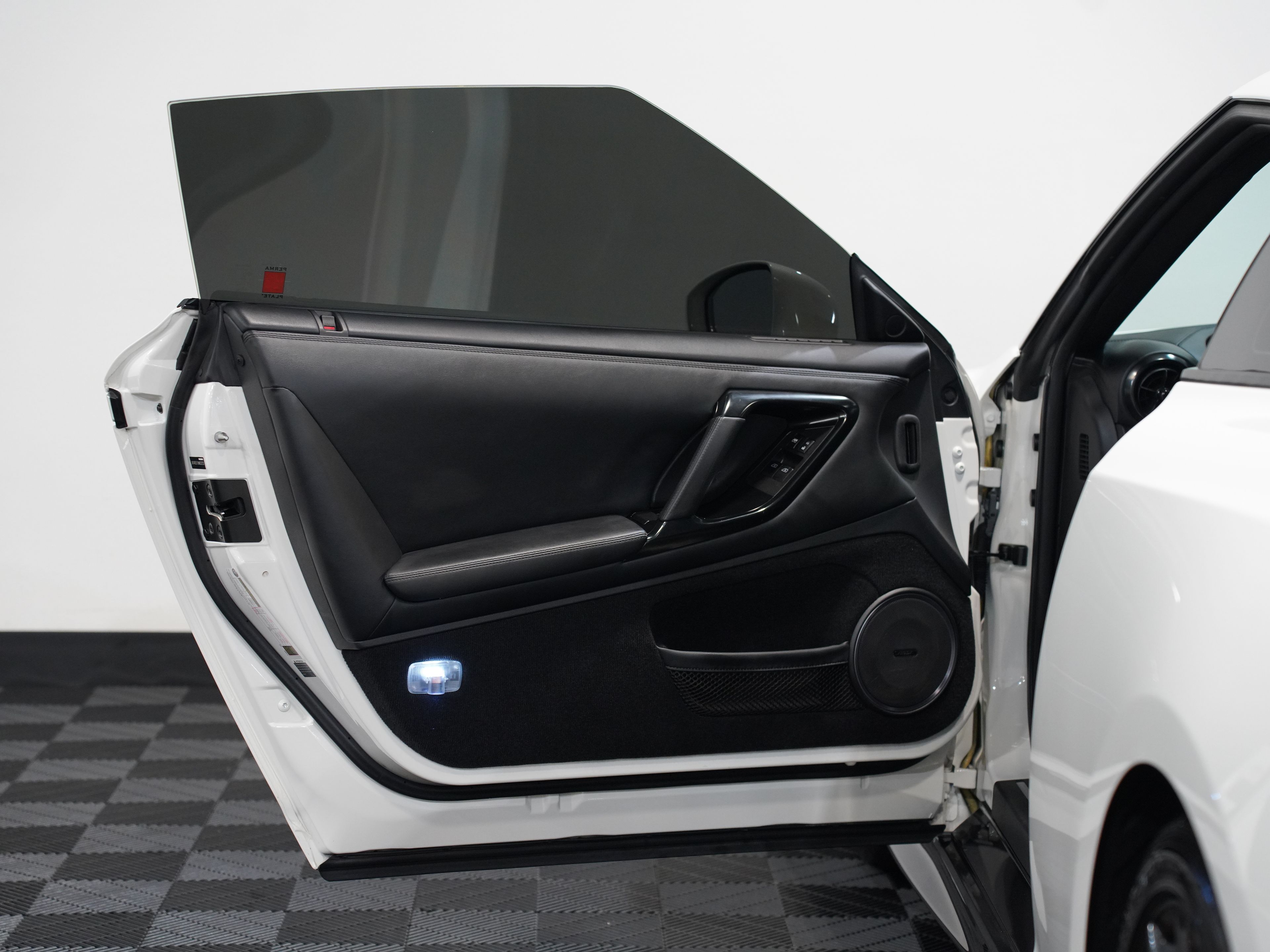 WHITE, 2017 NISSAN GT-R Image 25
