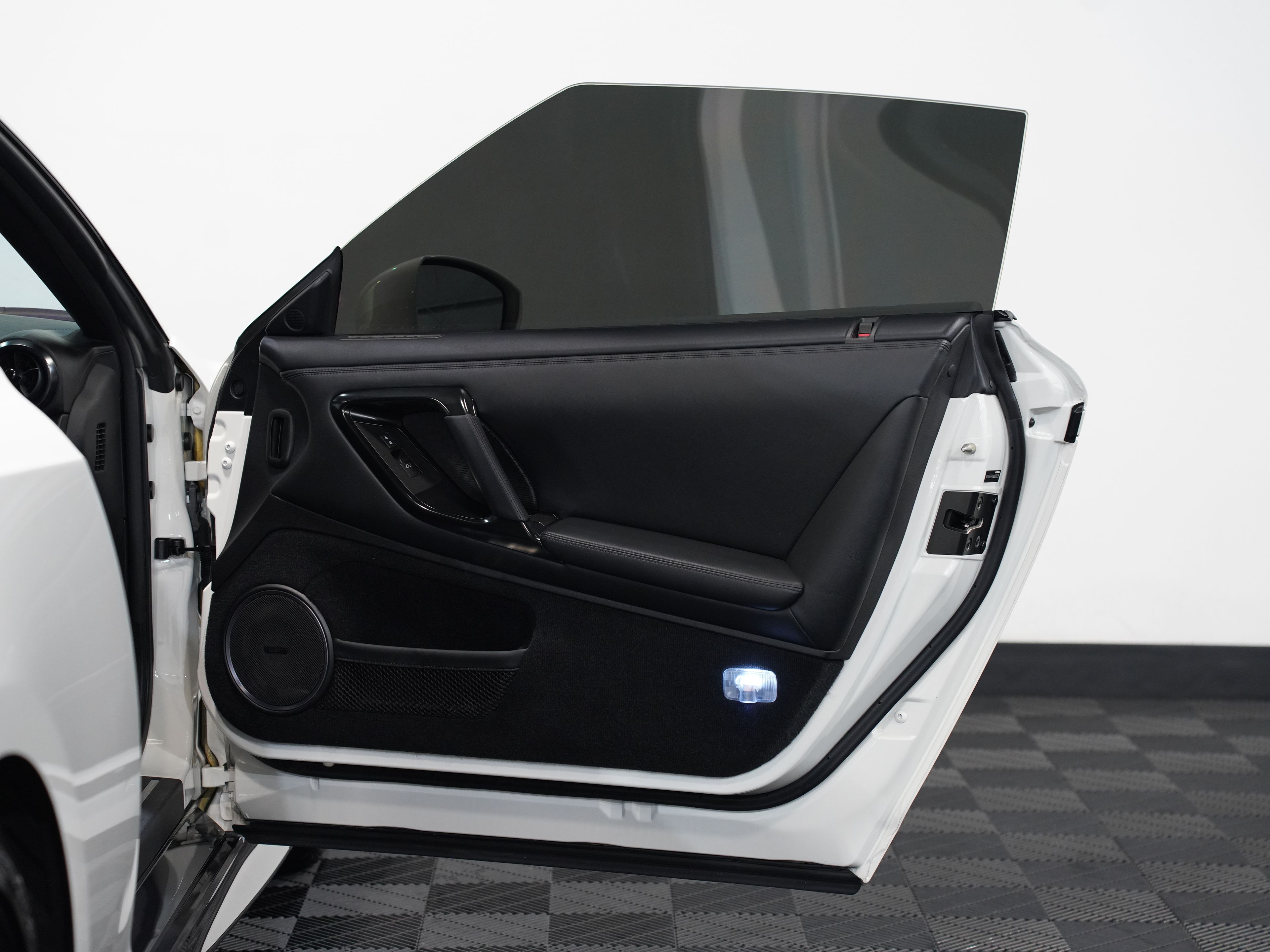 WHITE, 2017 NISSAN GT-R Image 27