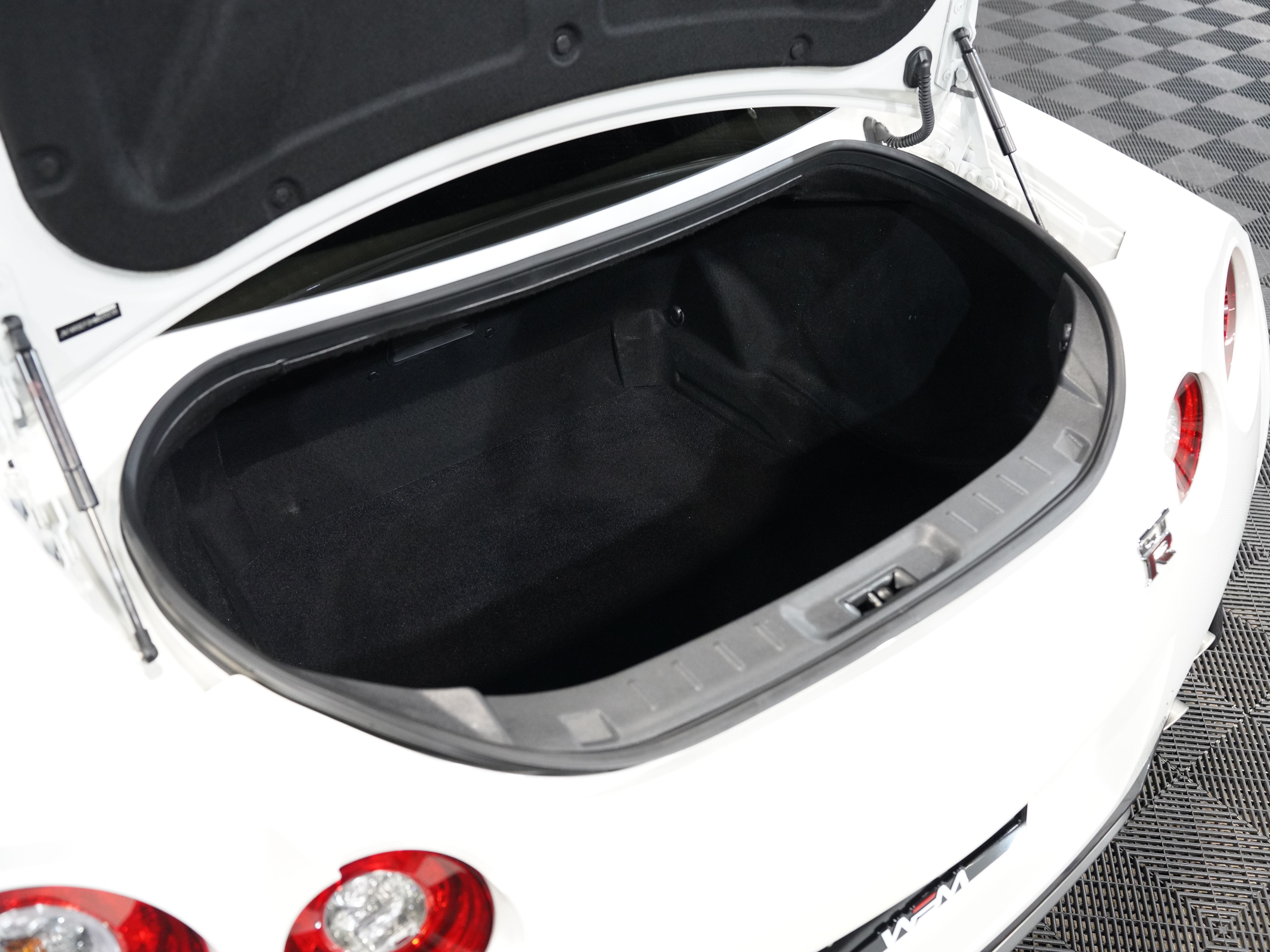 WHITE, 2017 NISSAN GT-R Image 49