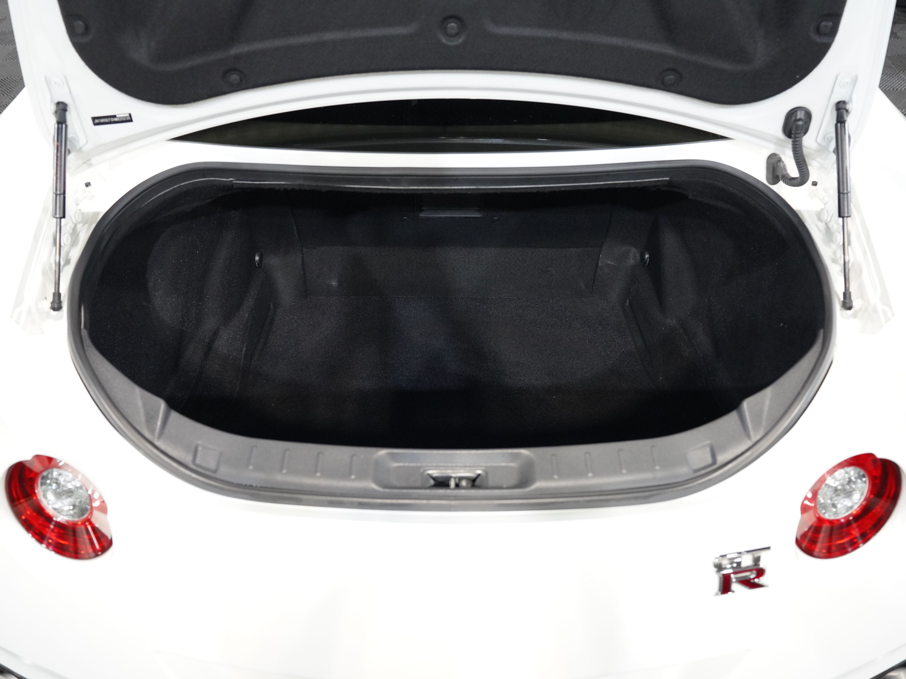 WHITE, 2017 NISSAN GT-R Image 50