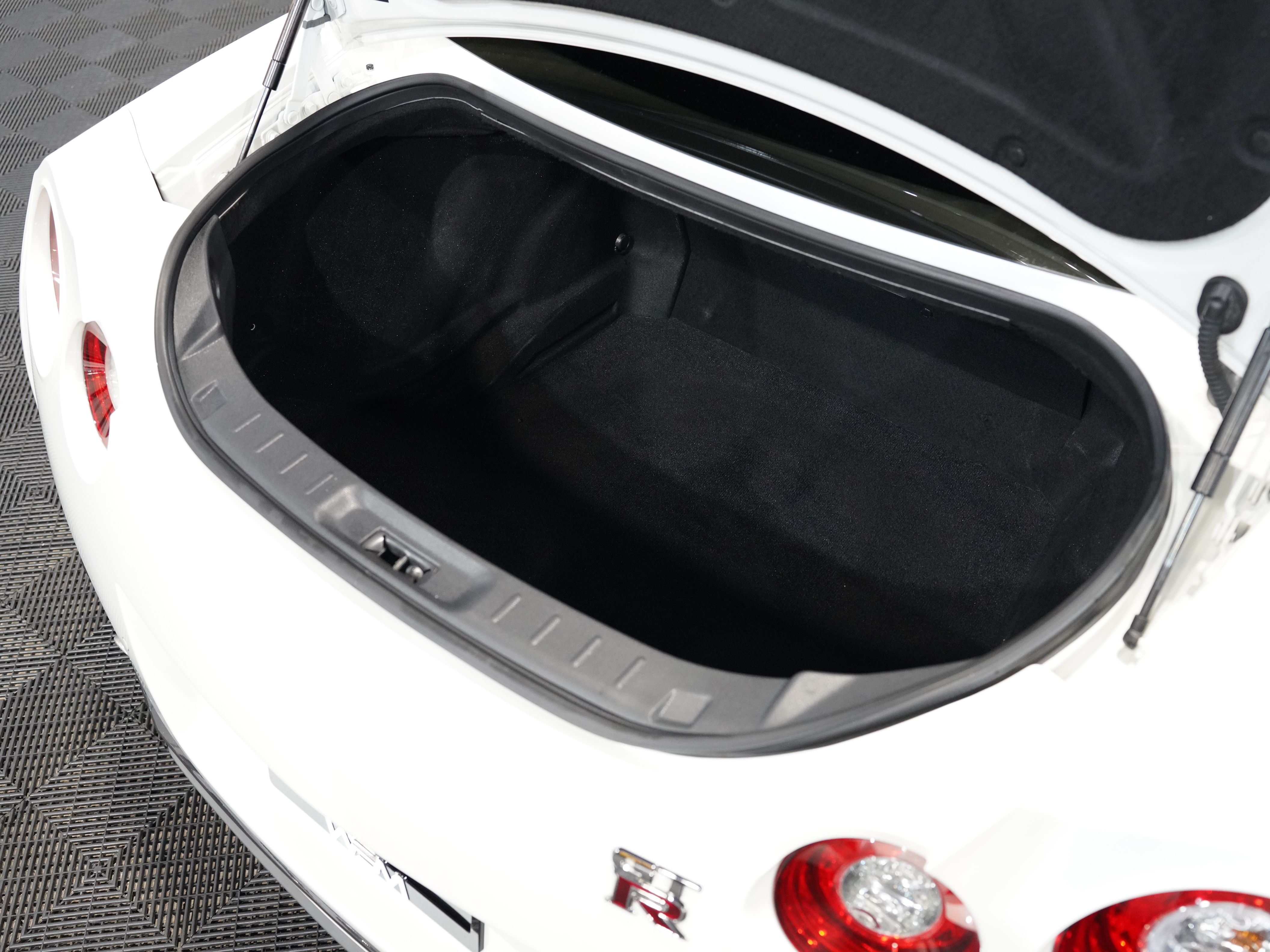 WHITE, 2017 NISSAN GT-R Image 51