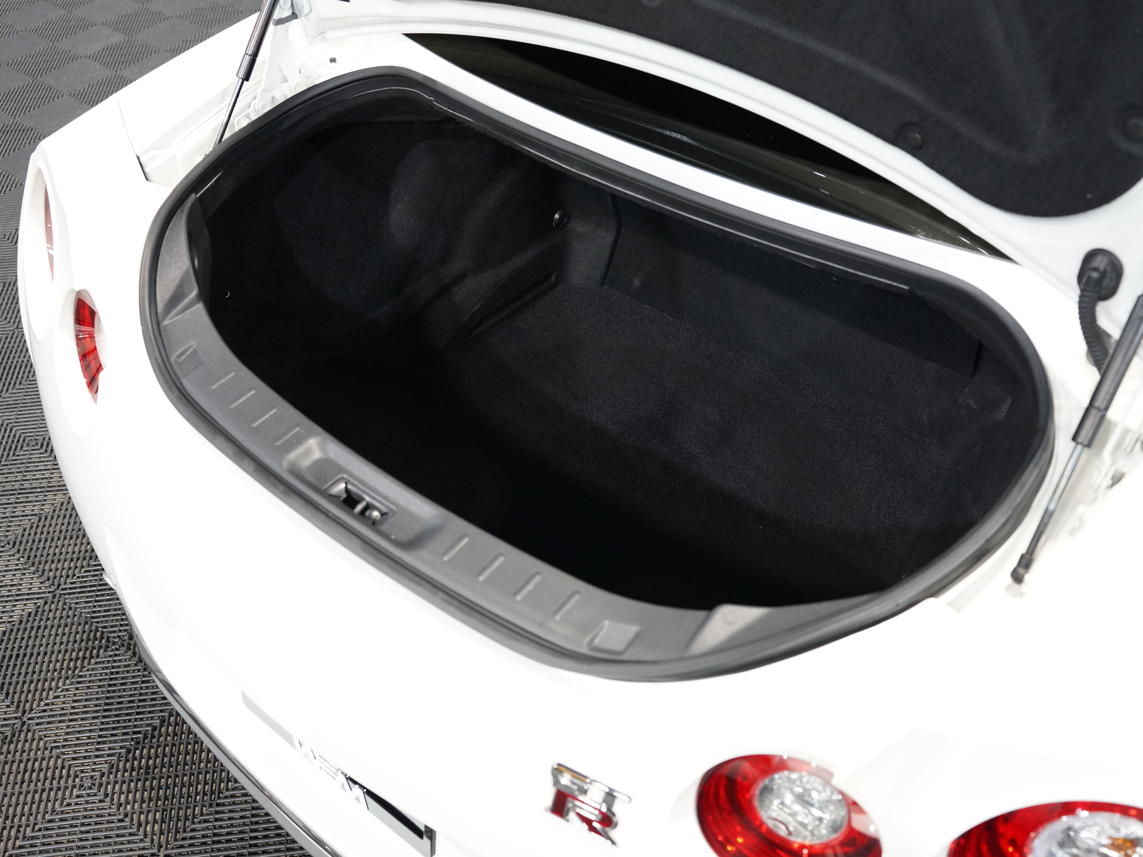 WHITE, 2017 NISSAN GT-R Image 51