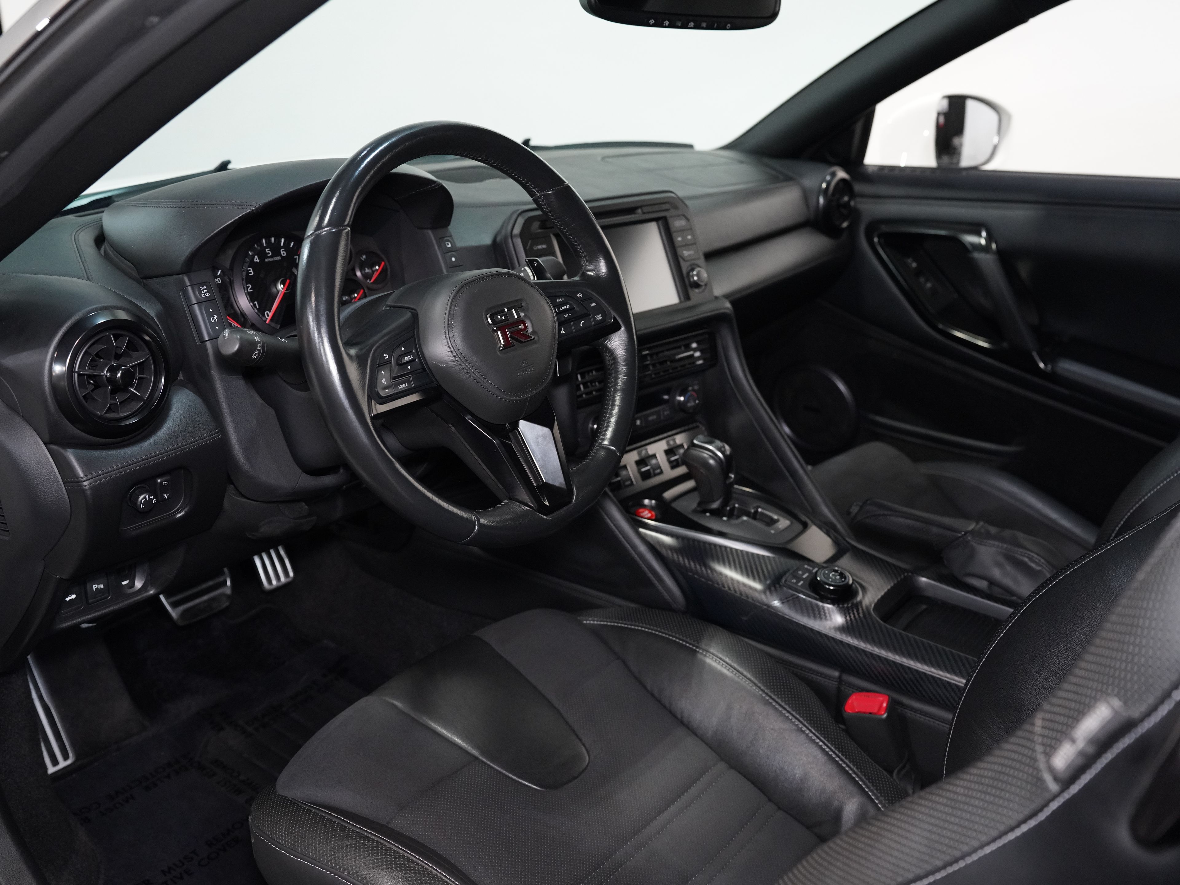 WHITE, 2017 NISSAN GT-R Image 32