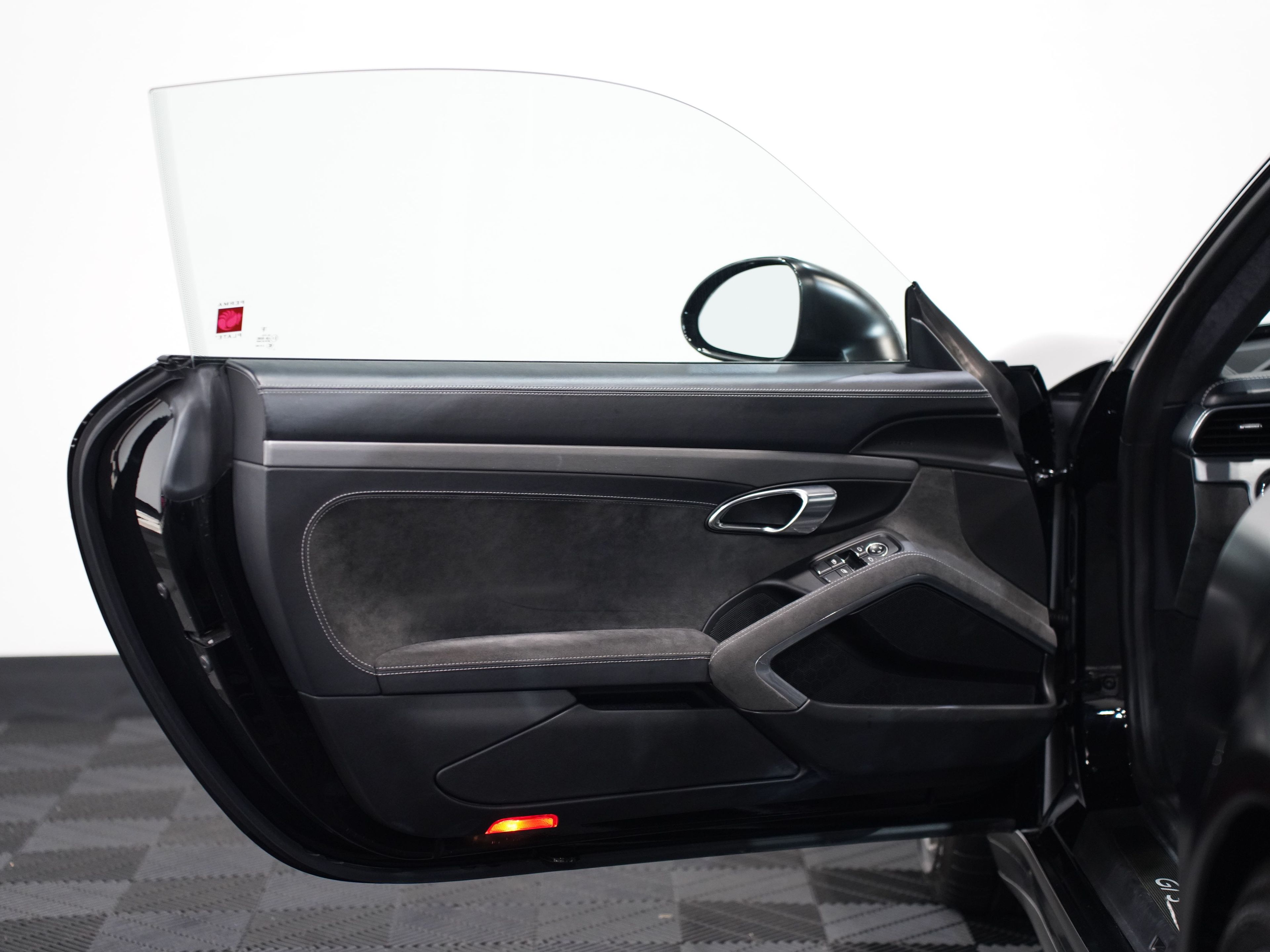 BLACK, 2015 PORSCHE 911 Image 26