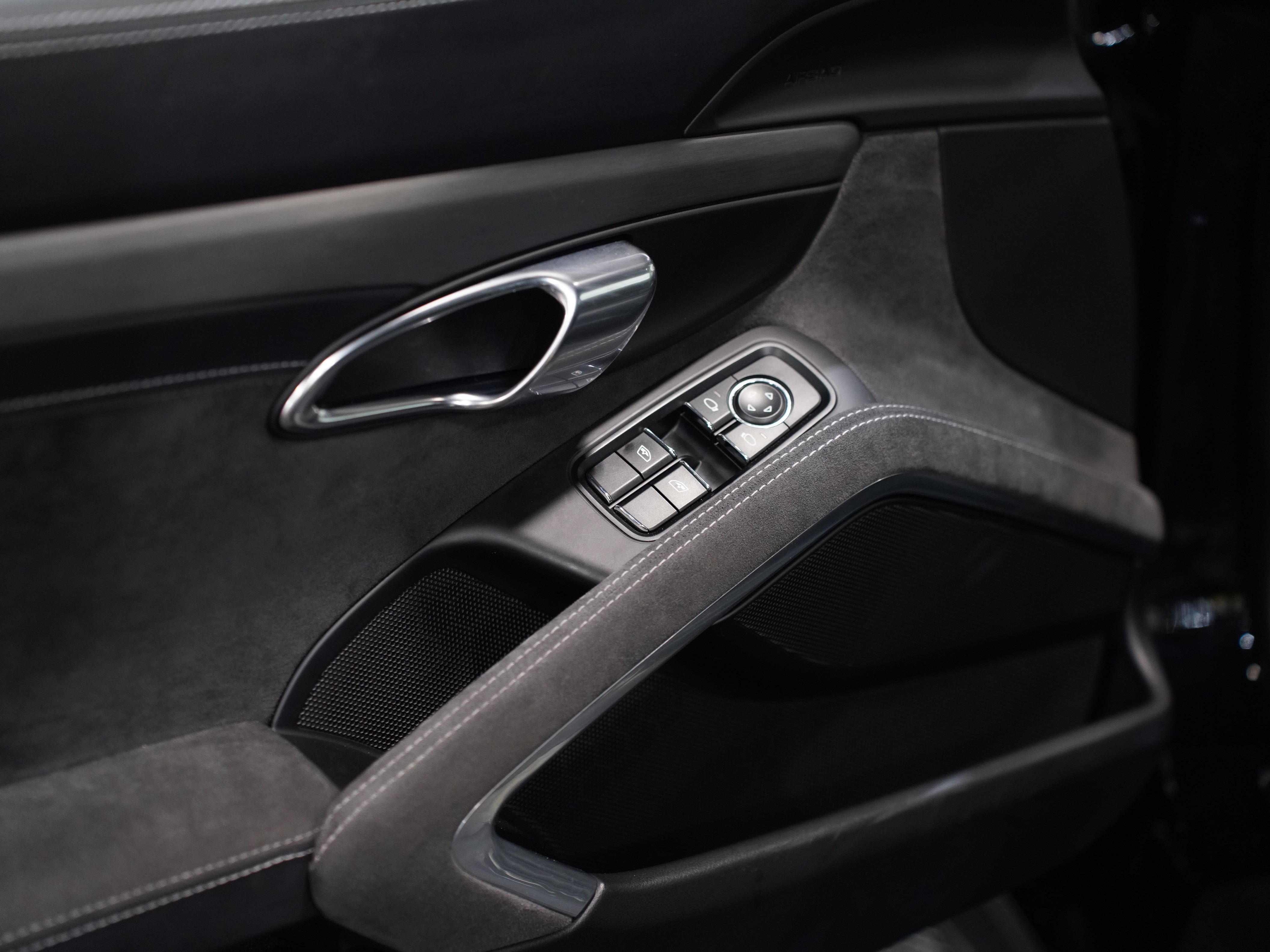 BLACK, 2015 PORSCHE 911 Image 27