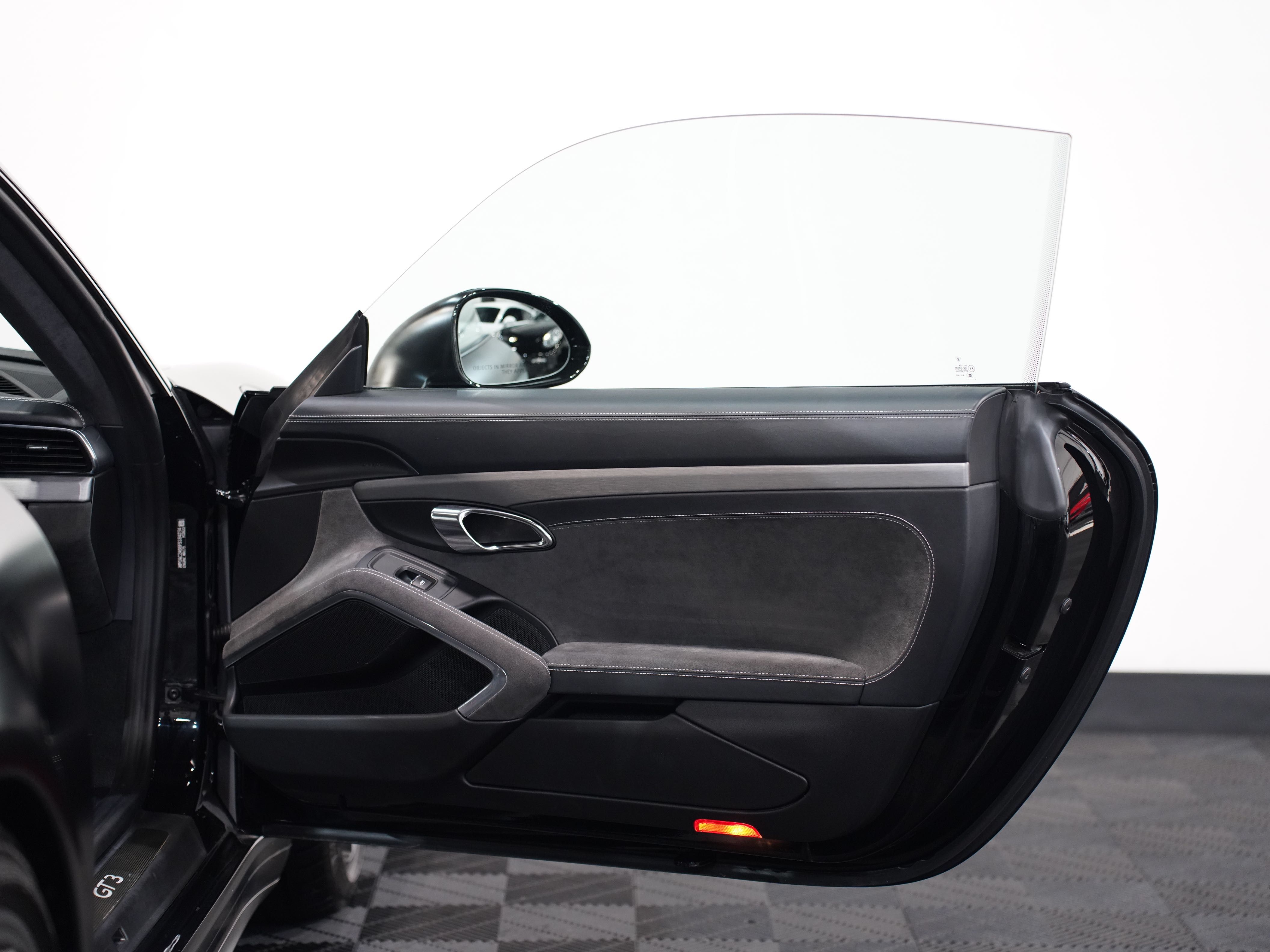 BLACK, 2015 PORSCHE 911 Image 28