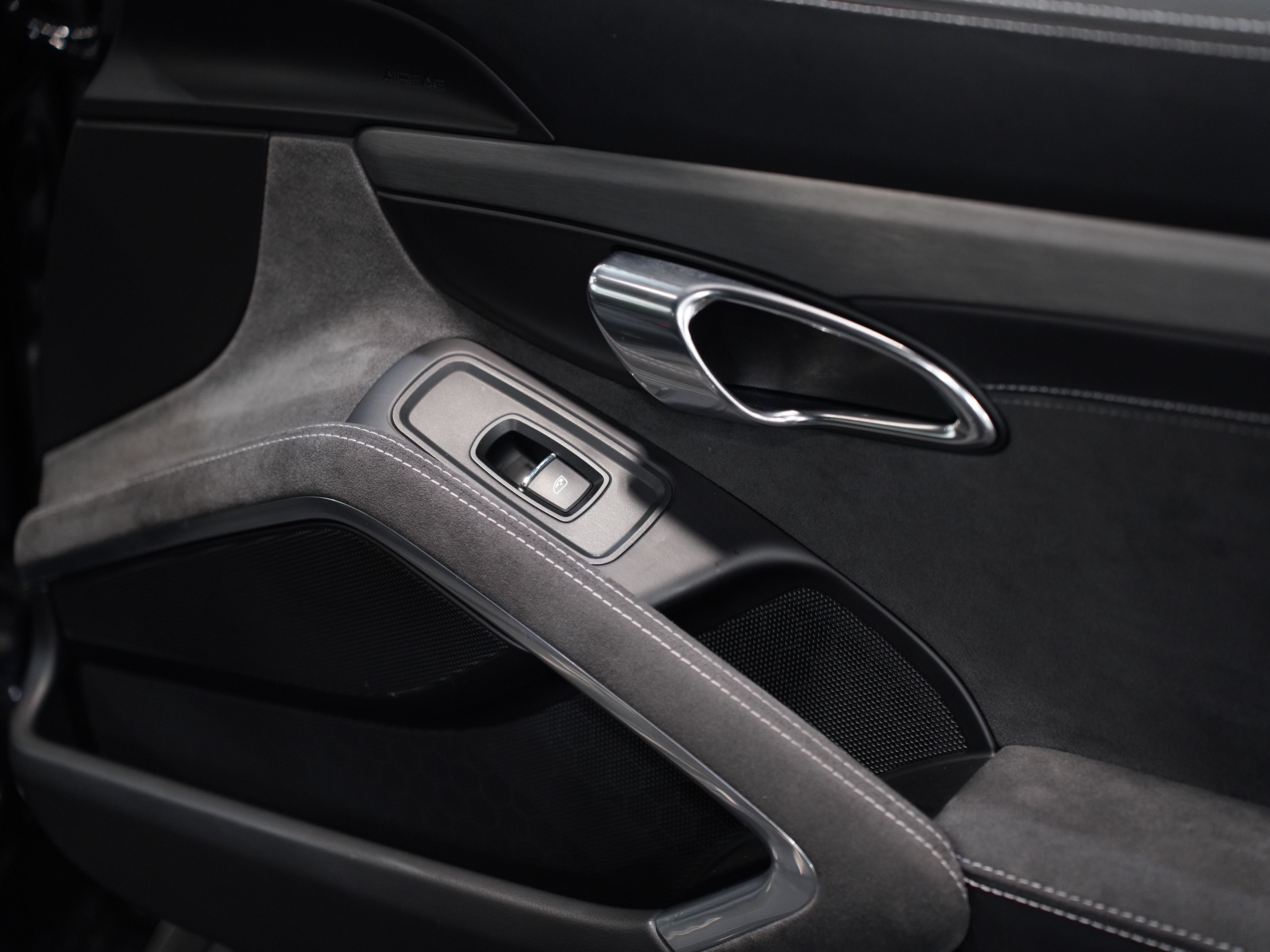 BLACK, 2015 PORSCHE 911 Image 29