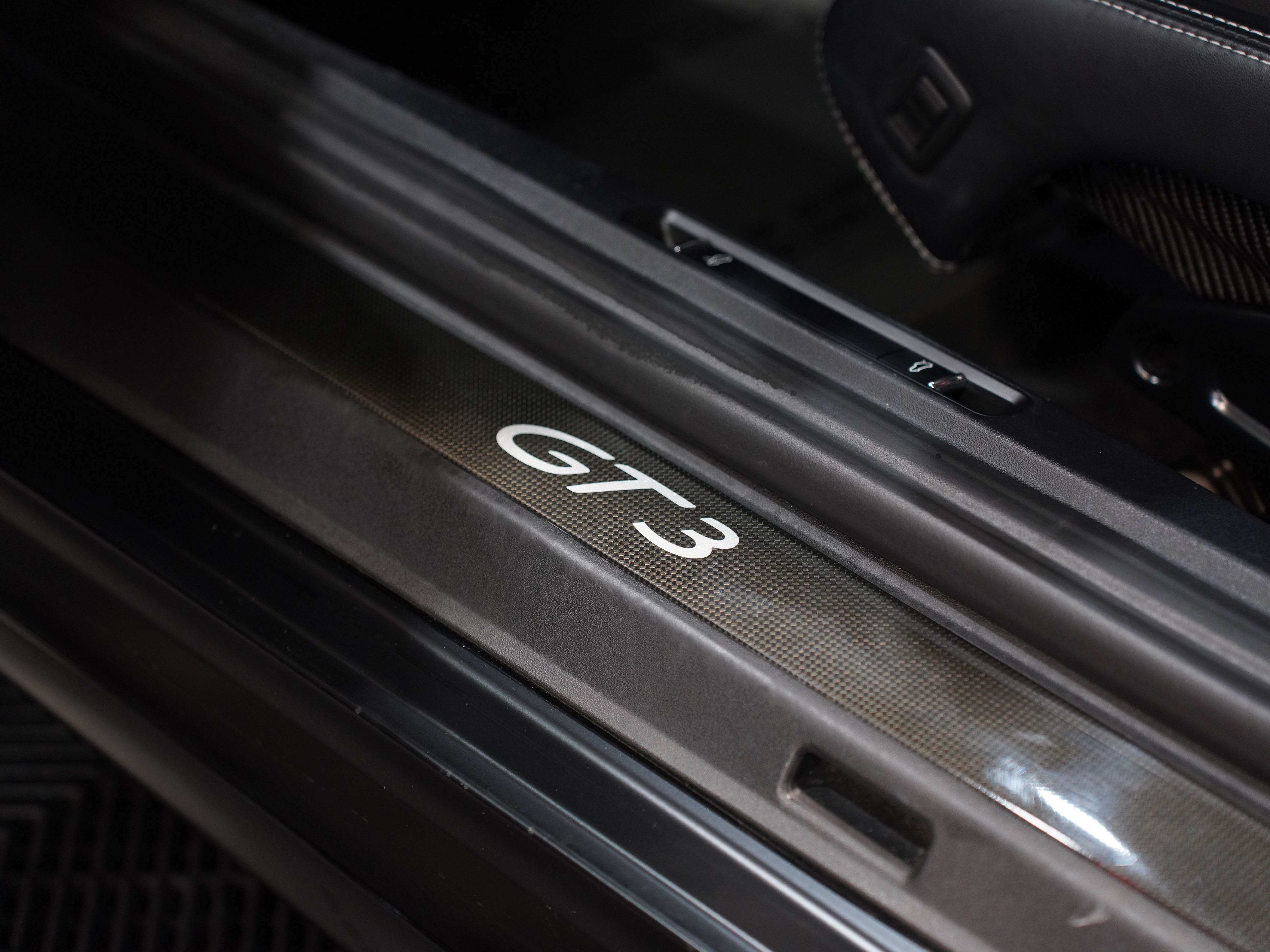 BLACK, 2015 PORSCHE 911 Image 30
