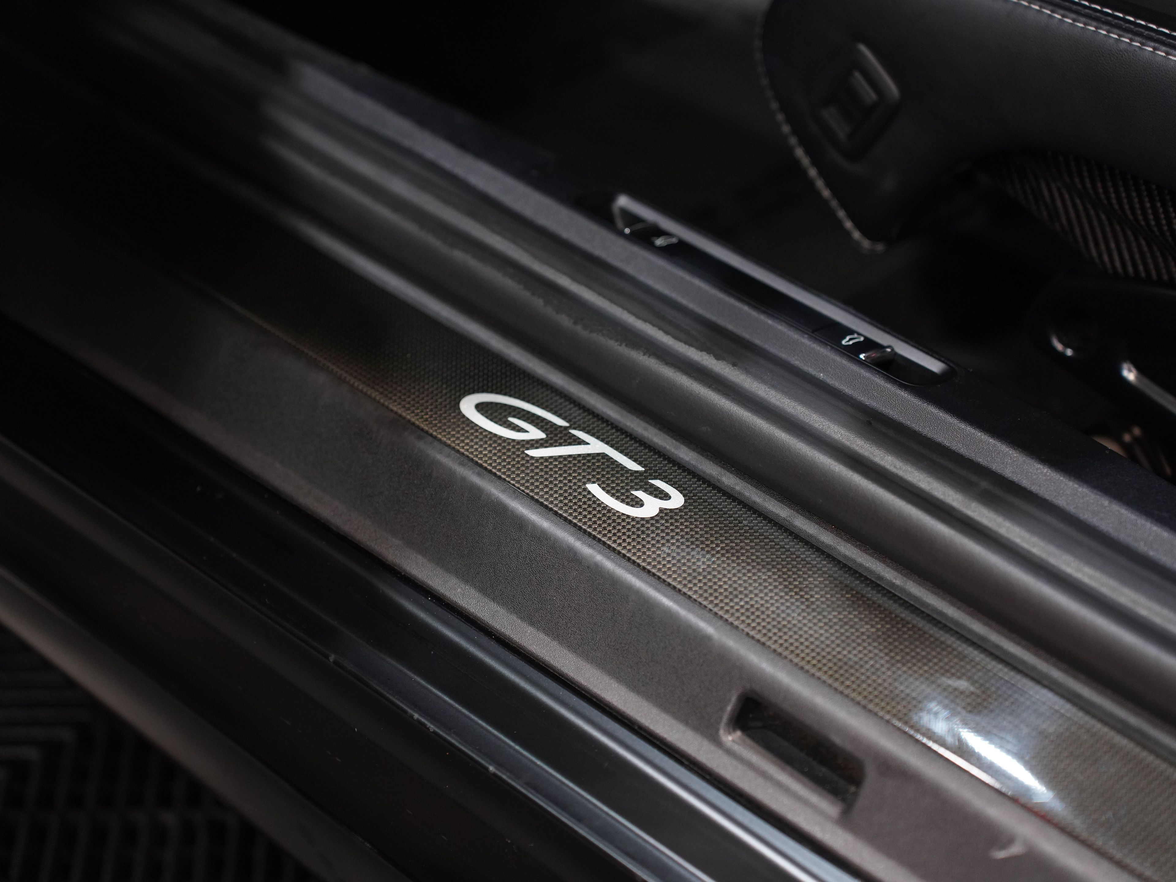 BLACK, 2015 PORSCHE 911 Image 30