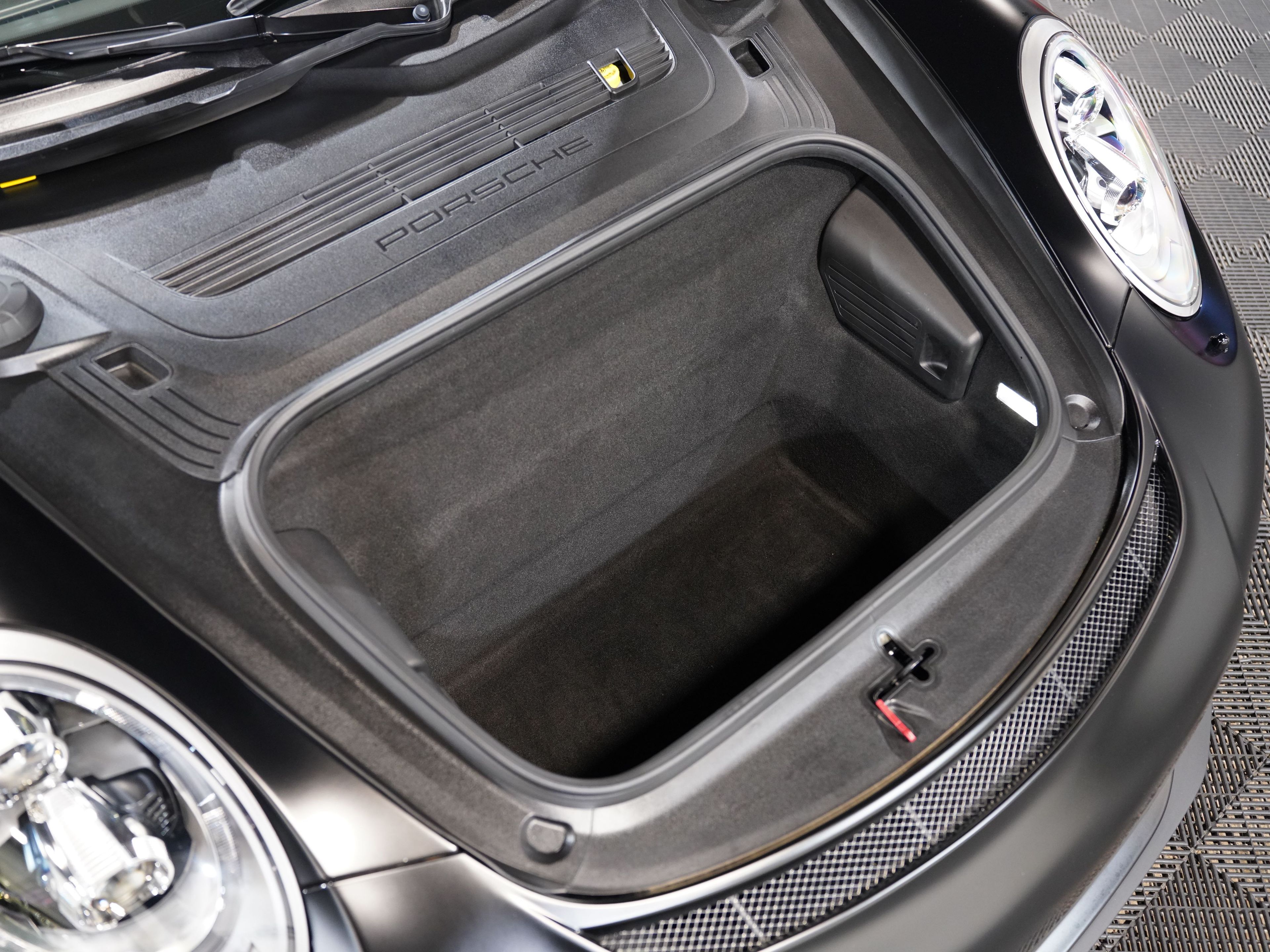 BLACK, 2015 PORSCHE 911 Image 48