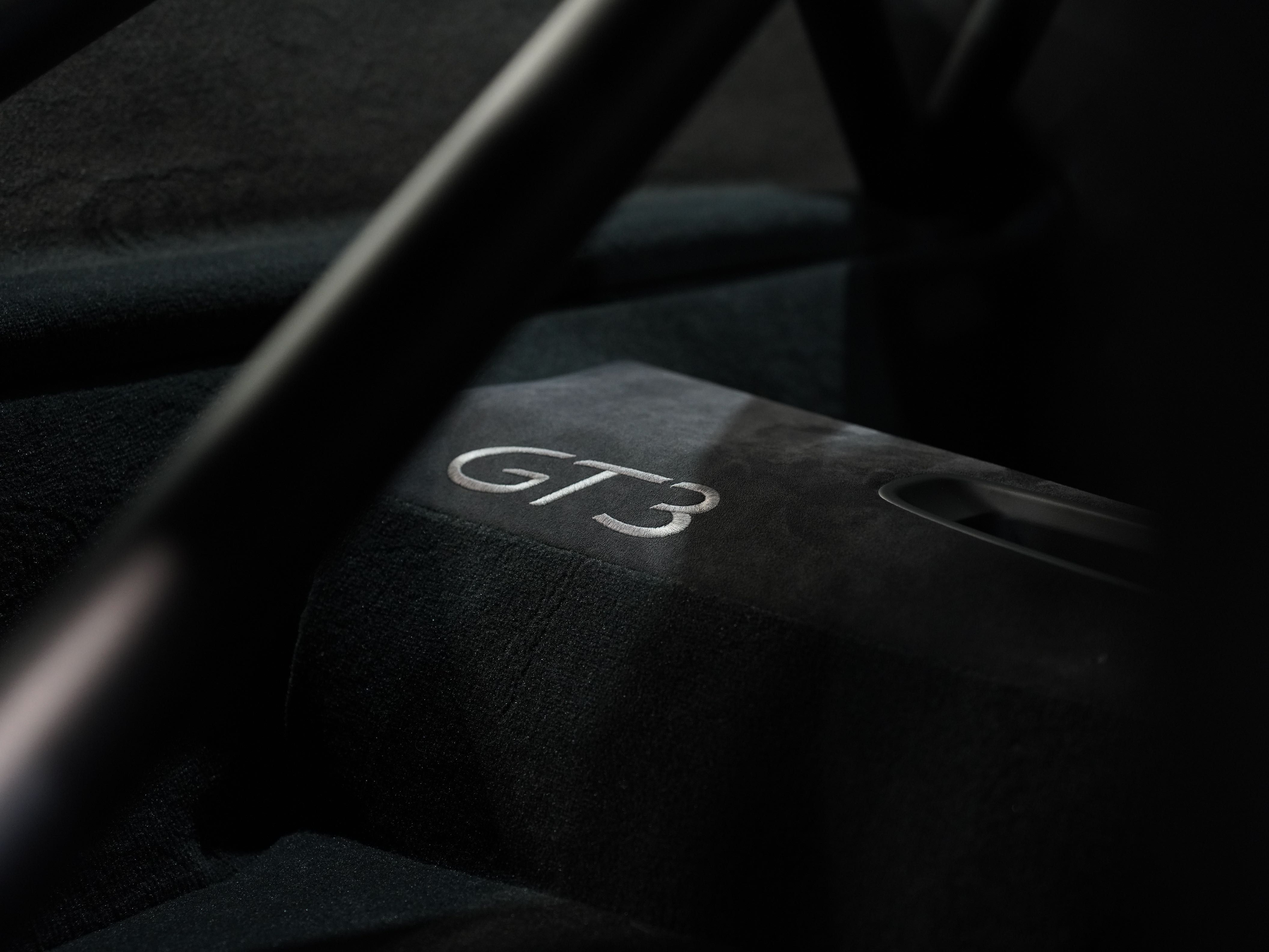 BLACK, 2015 PORSCHE 911 Image 39