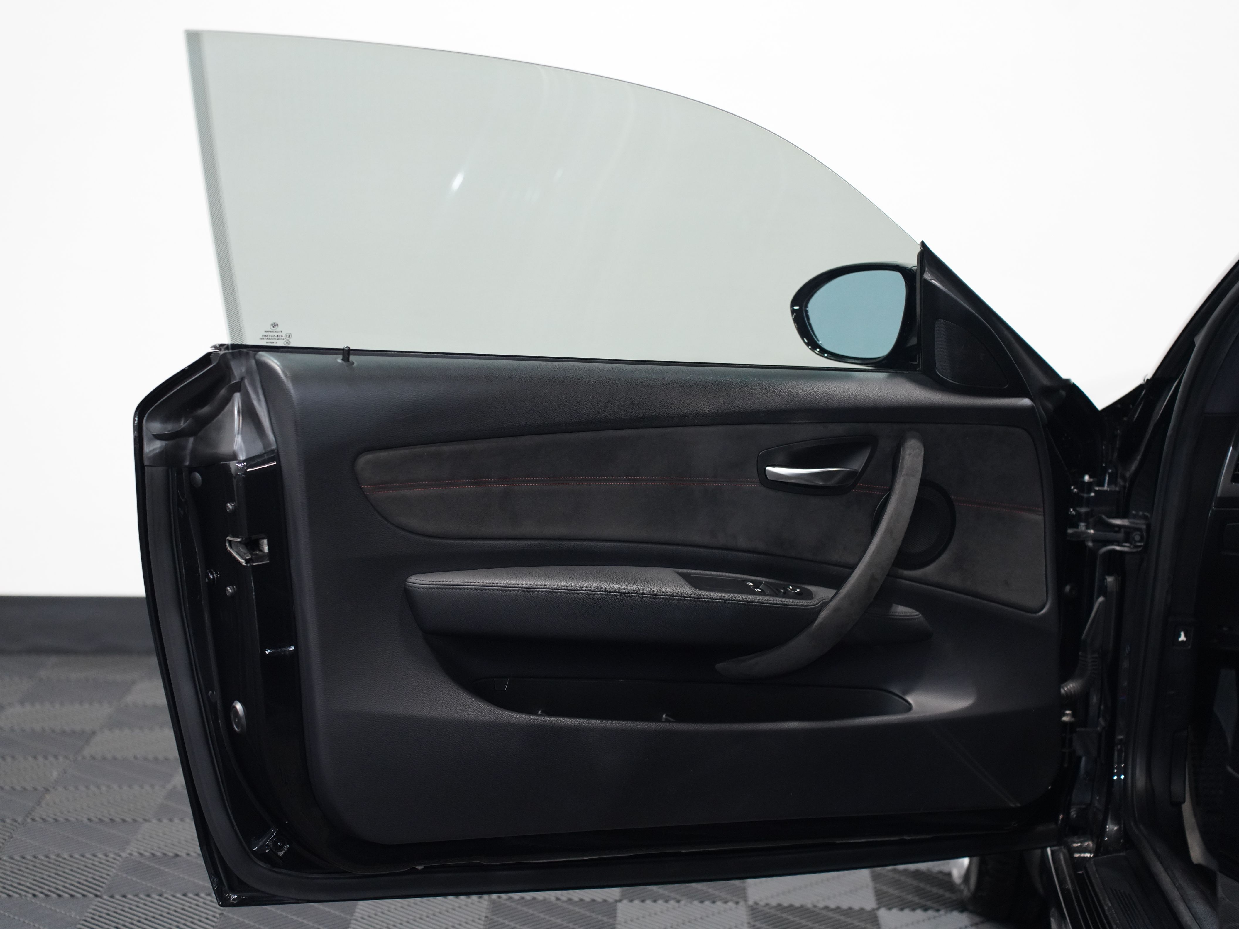BLACK, 2011 BMW 1 SERIES Image 21