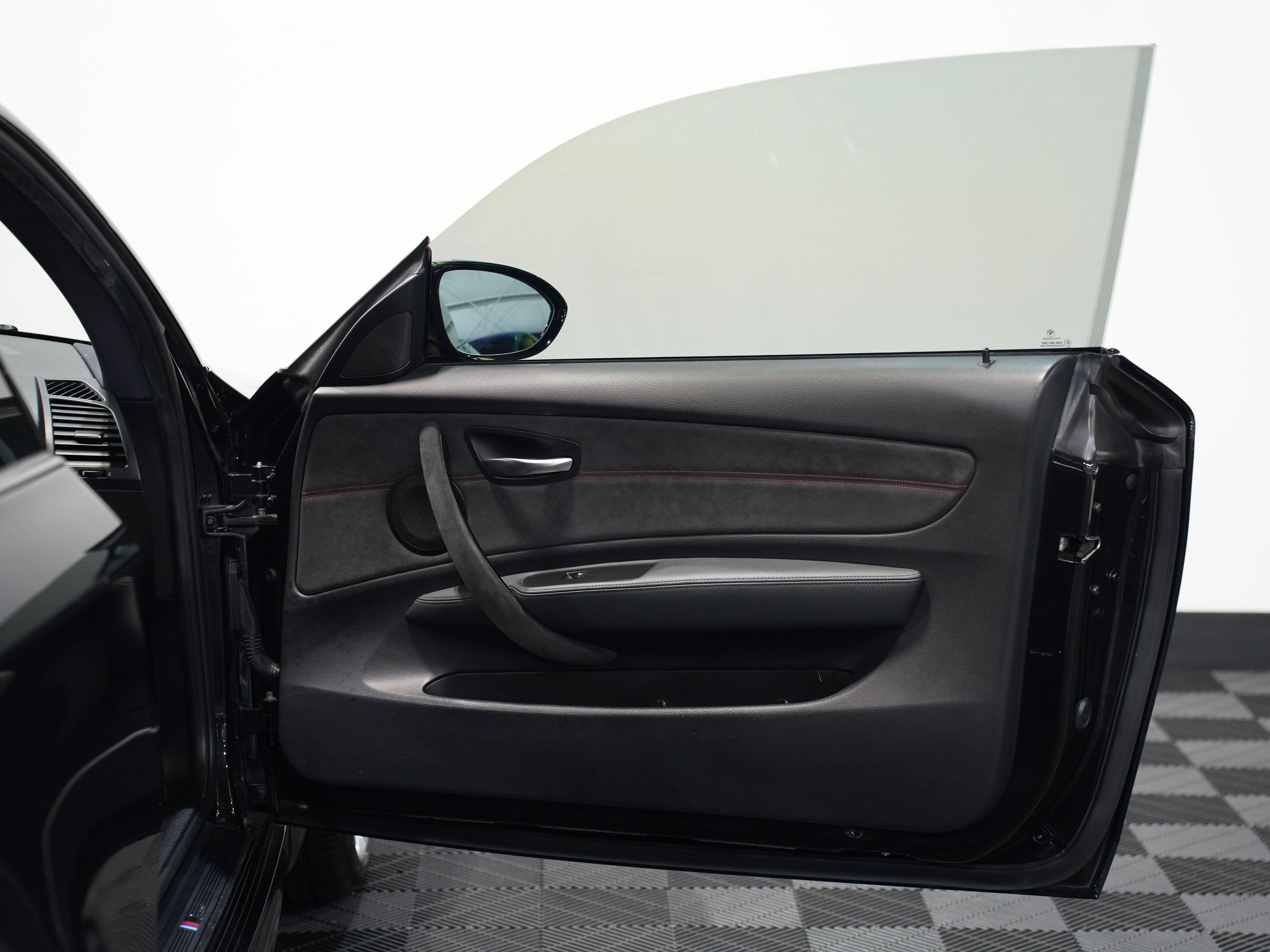 BLACK, 2011 BMW 1 SERIES Image 23