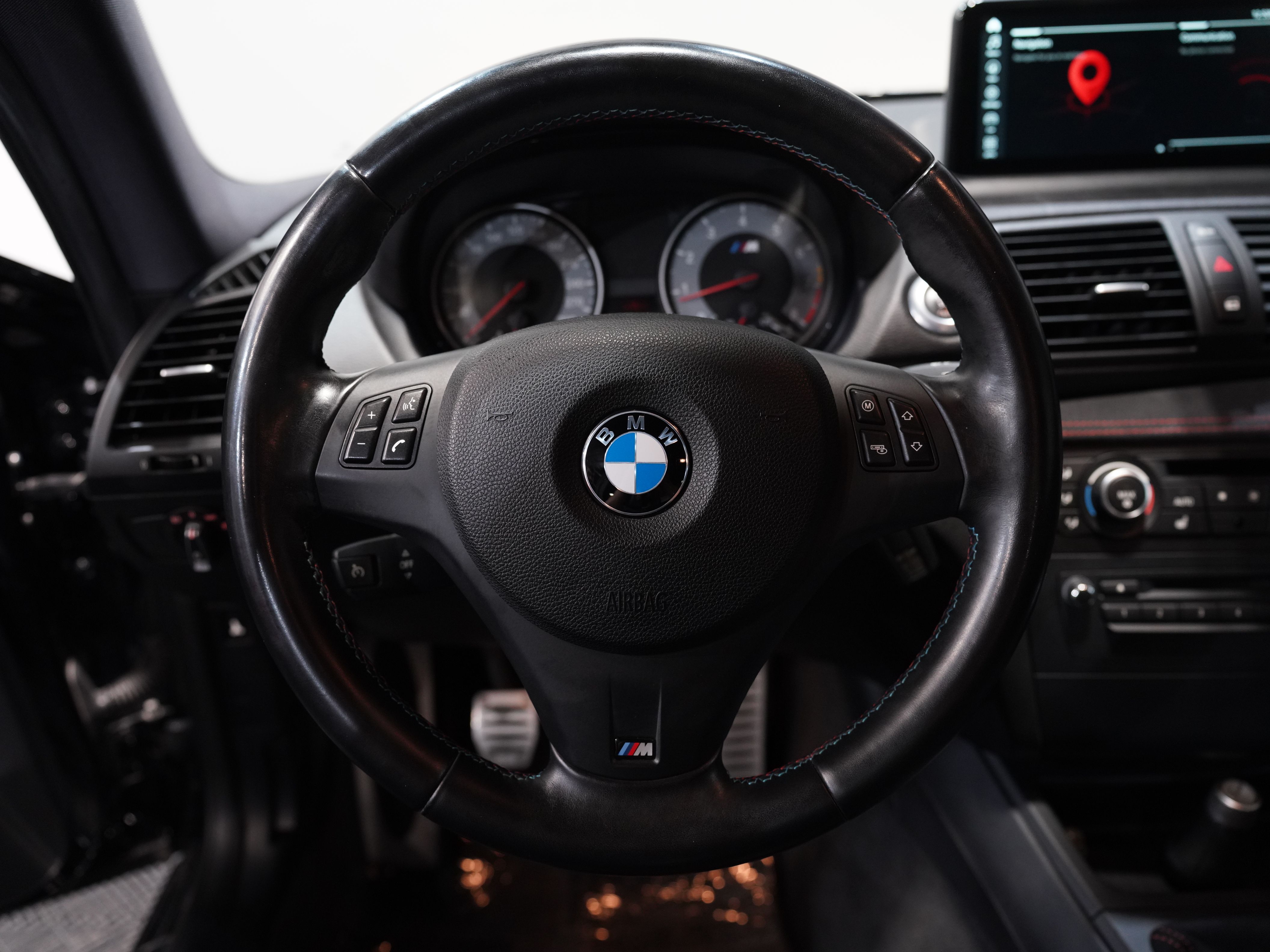 BLACK, 2011 BMW 1 SERIES Image 25
