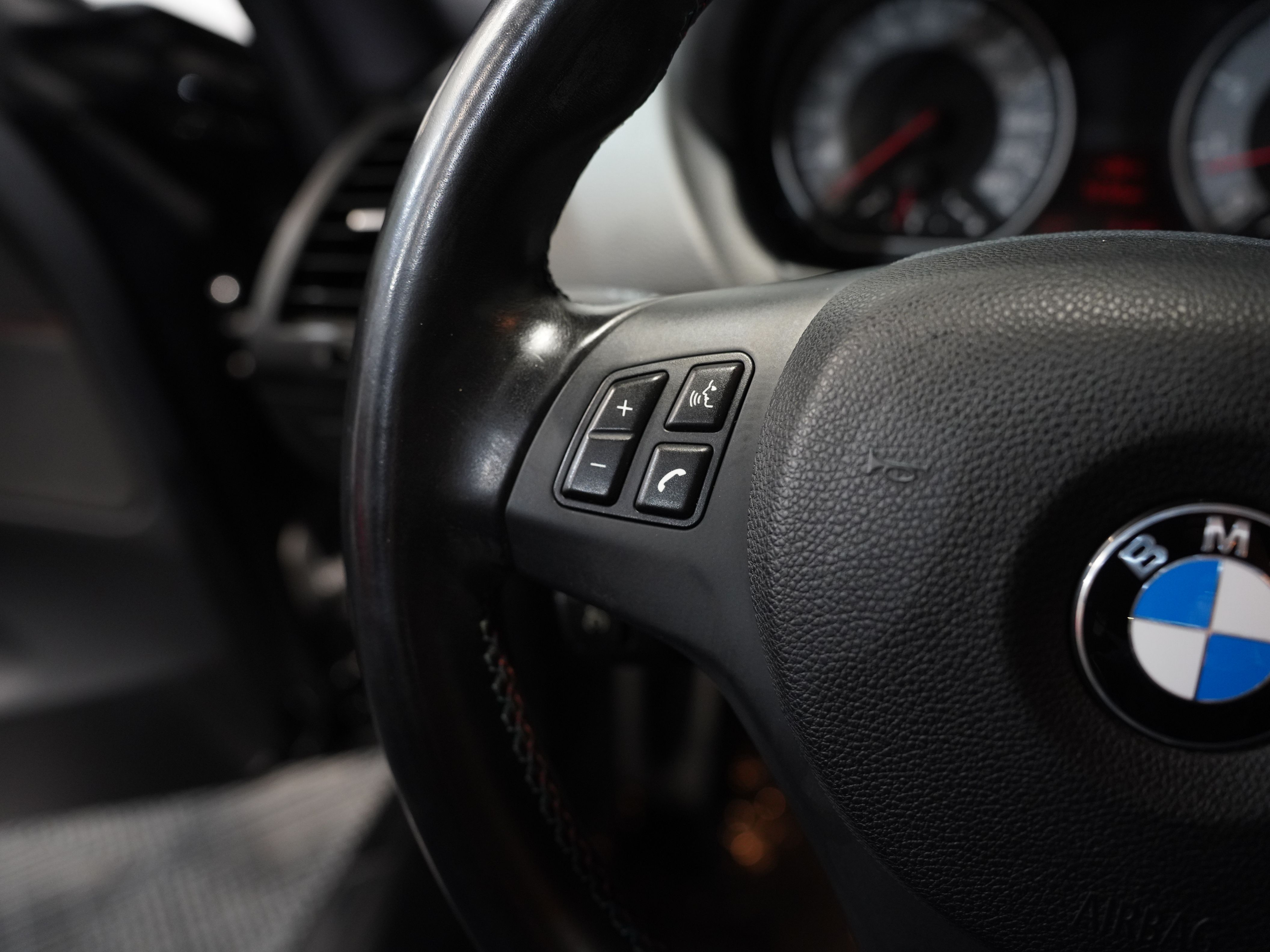 BLACK, 2011 BMW 1 SERIES Image 26