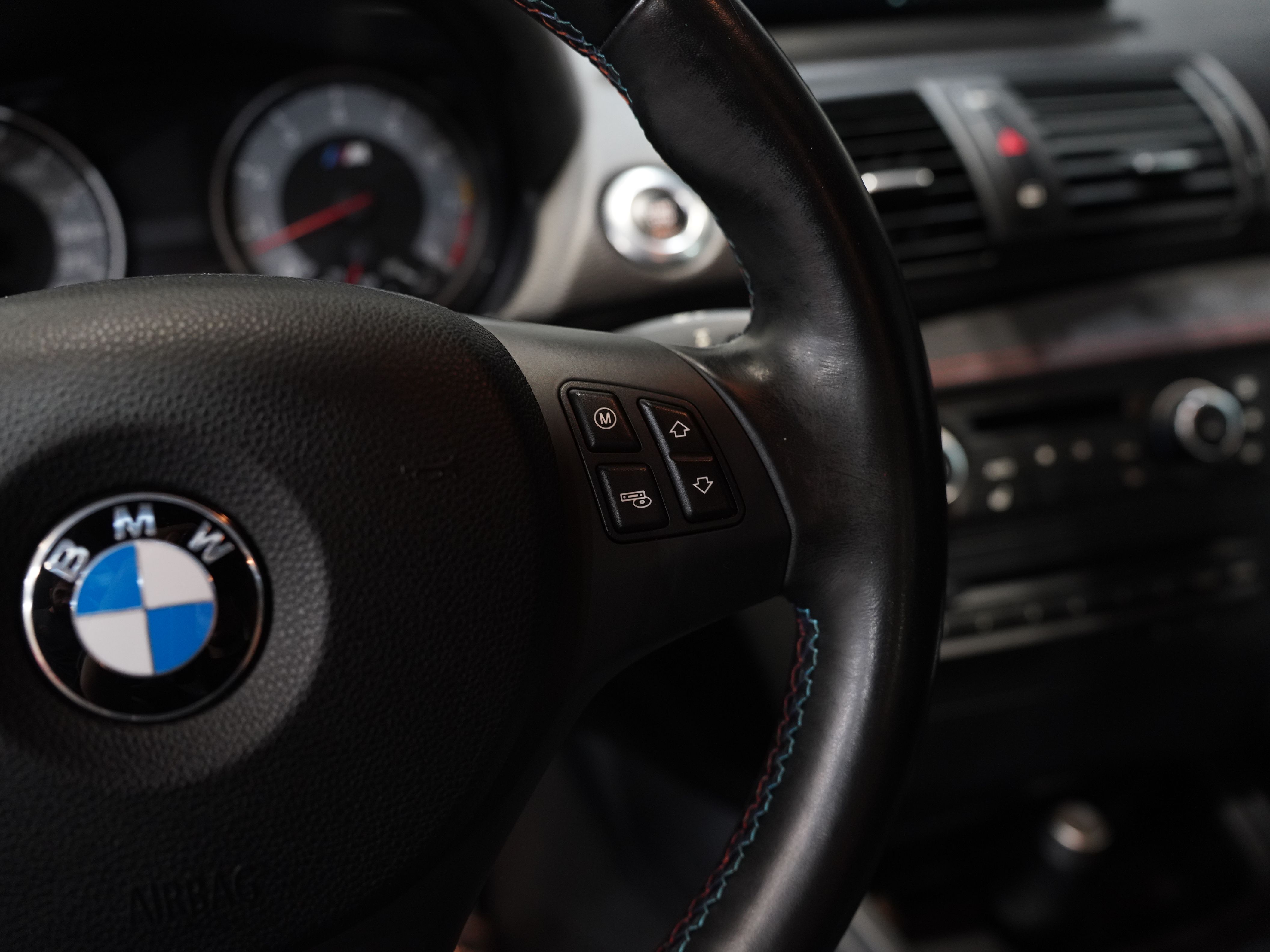 BLACK, 2011 BMW 1 SERIES Image 27